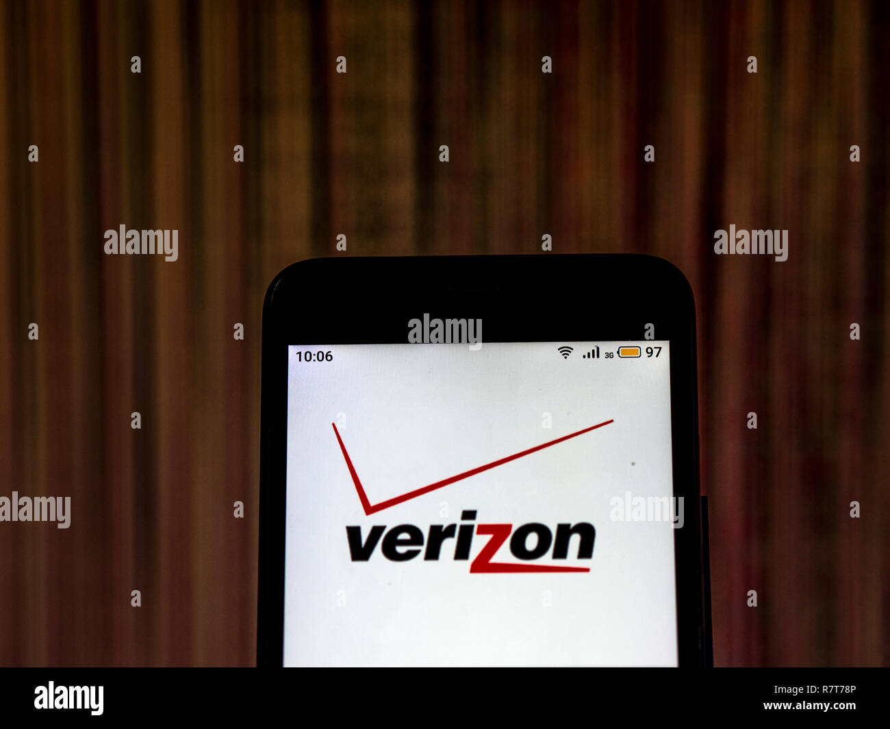 Verizon Wireless Telecommunications Company Logo auf dem Smartphone angezeigt. Stockfoto