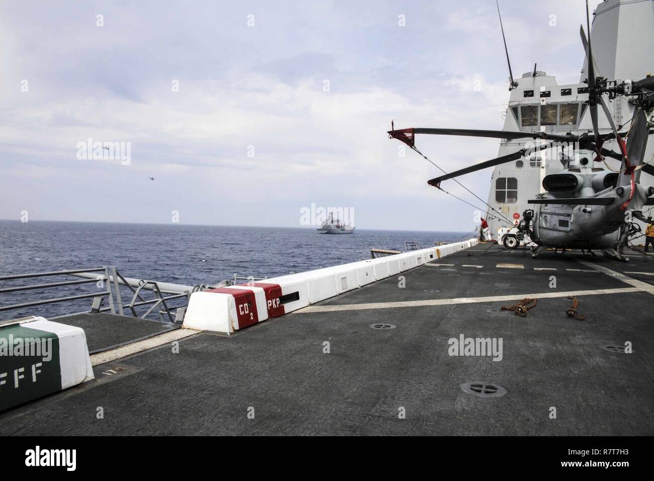 Mittelmeer (5. April 2017) Zwei UH-1Y Huey Hubschrauber der Marine Medium Tiltrotor Squadron (VMM) 365 (Verstärkt) Ansatz der militärischen Sealift Command flotte Auffüllung öler USNS Joshua Humphreys (T-AO 188) bis zur Abholung für die amphibious Transport dock Schiff USS Mesa Verde (LPD 19) während einer vertikalen Auffüllung zugeordnet. Mesa Verde ist mit dem Bataan Amphibious Ready Gruppe implementiert Maritime Security Operations und Theater Sicherheit Zusammenarbeit in den USA 6 Flotte Bereich der Aktivitäten zu unterstützen. Stockfoto