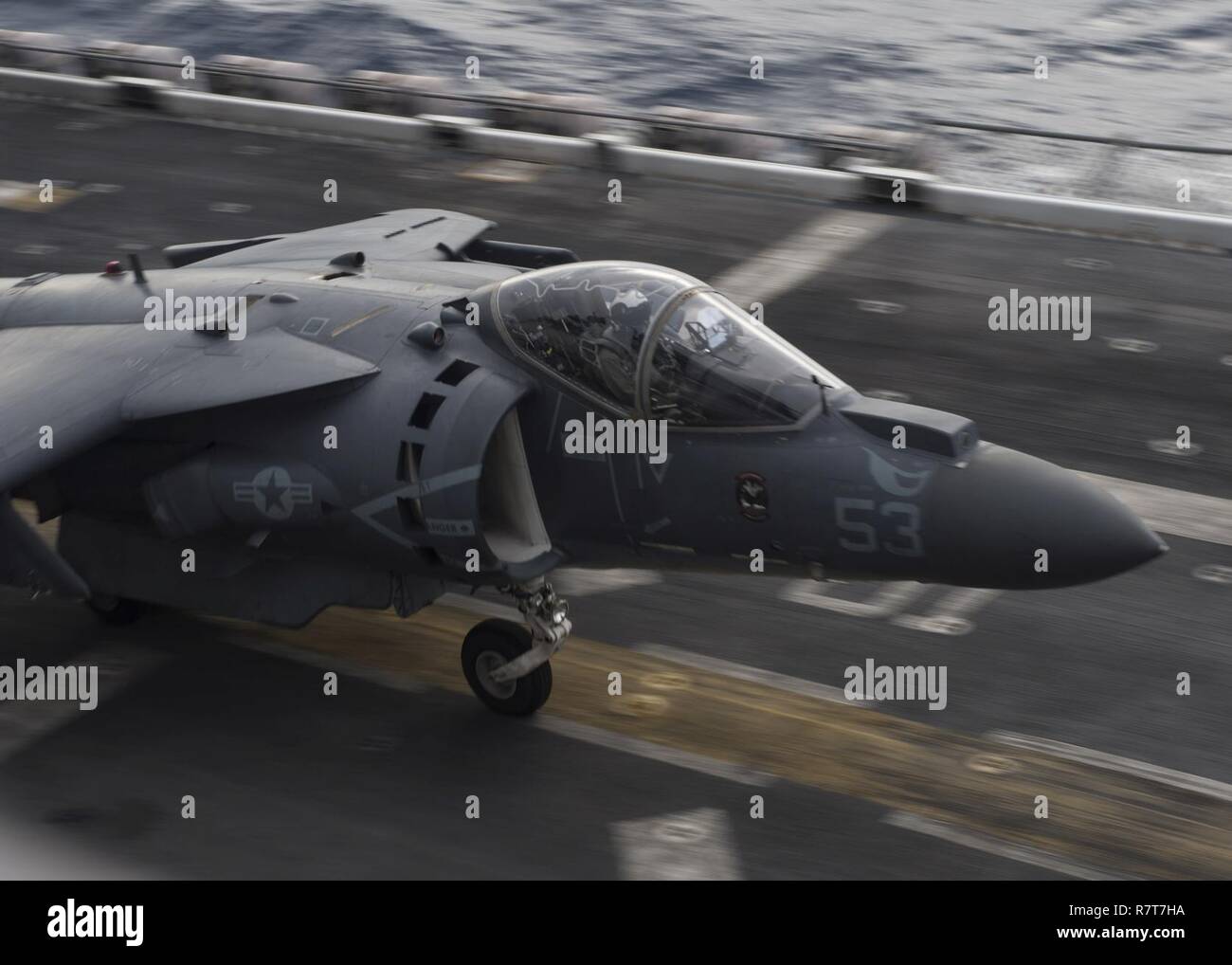 SOUTH CHINA SEA (April 4, 2017) Ein AV-8B Harrier zugeordnet zu den "Ridge Runners" der Marine Medium Tiltrotor Squadron (VMM) 163 startet von der Flight Deck der Amphibisches Schiff USS Makin Island (LHD8). Makin Island, das Flaggschiff der Makin Island amphibischen bereit, mit der begonnen 11 Marine Expeditionary Unit (11 MEU), ist die in der Indo-Asia-pazifischen Region amphibische Fähigkeit mit regionalen Partnern zu verbessern und als gebrauchsfertige Response Force für jede Art der Kontingenz zu dienen. Stockfoto