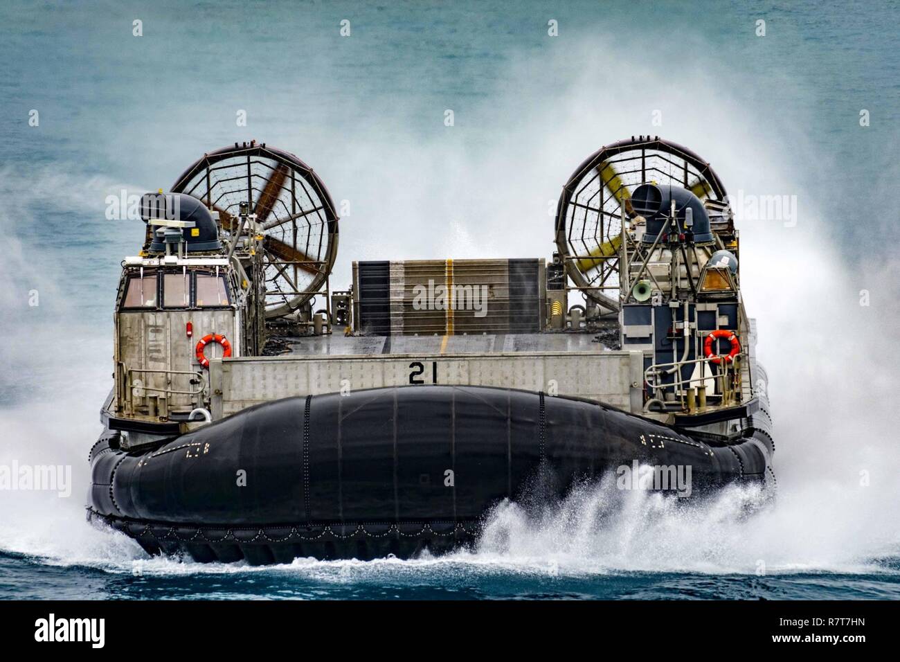 OKINAWA, Japan (6. April 2017) Landing Craft air cushion 21, zu Naval Beach Einheit 7 zugewiesen, führt gut Deck arbeiten mit den amphibious Transport dock USS Green Bay LPD (20). Green Bay, Teil der Bonhomme Richard Expeditionary Strike Group, mit 31 Marine Expeditionary Unit begonnen, ist auf einer Routinepatrouille in der Indo-Asia - Pazifik Region warfighting Bereitschaft und Haltung als ready-Response Force für jede Art der Kontingenz zu verbessern. Stockfoto
