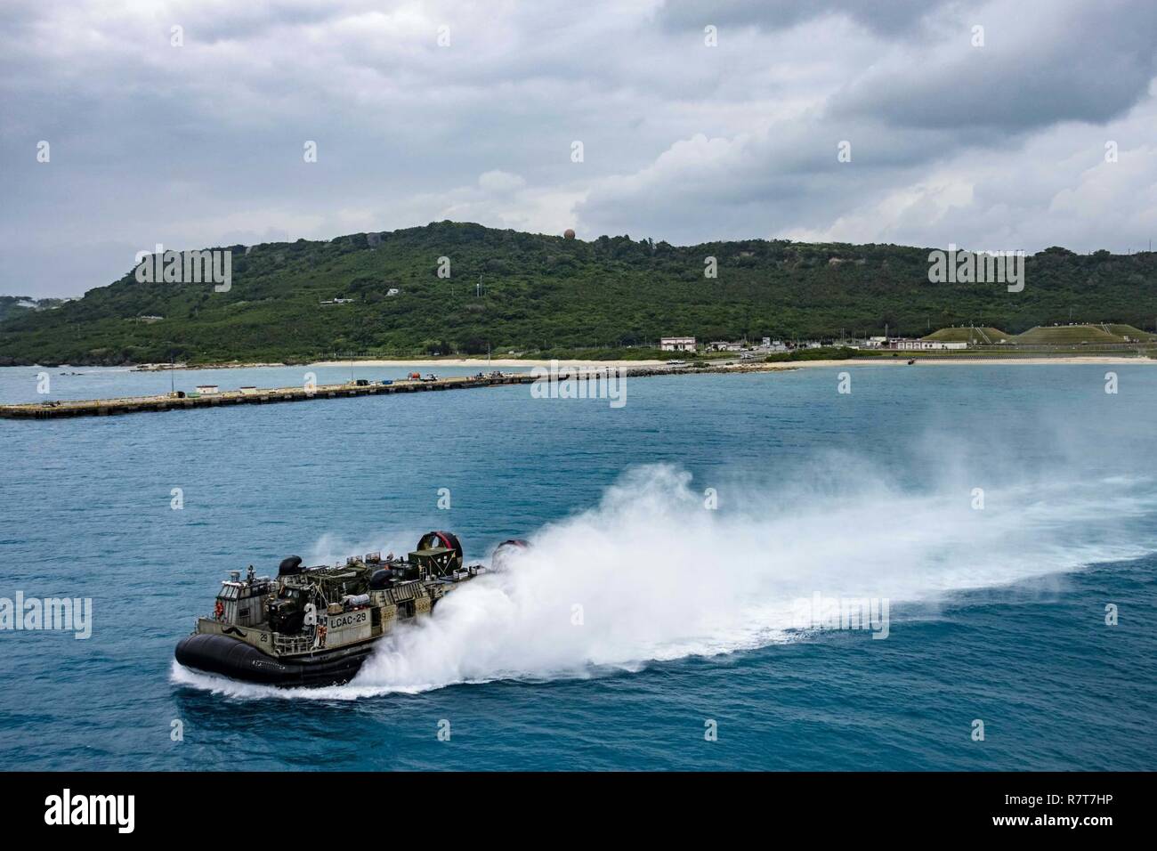 OKINAWA, Japan (6. April 2017) Landing Craft air cushion 29, auf Naval Beach Einheit 7 zugewiesen, führt gut Deck arbeiten mit den amphibious Transport dock USS Green Bay LPD (20). Green Bay, Teil der Bonhomme Richard Expeditionary Strike Group, mit 31 Marine Expeditionary Unit begonnen, ist auf einer Routinepatrouille in der Indo-Asia - Pazifik Region warfighting Bereitschaft und Haltung als ready-Response Force für jede Art der Kontingenz zu verbessern. Stockfoto