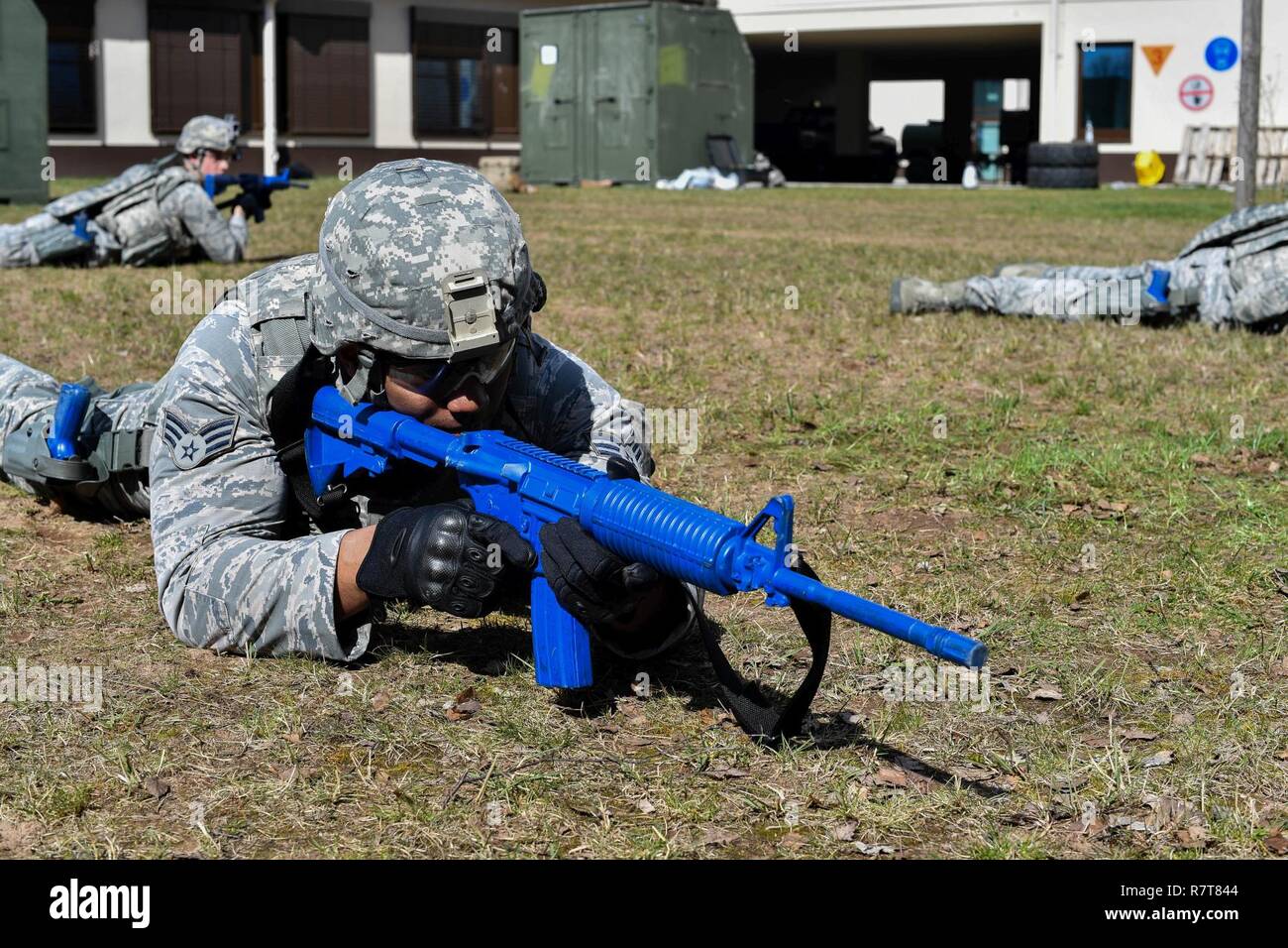 Senior Airman Selumiel, Jones, US-Polizei in der 569Th Squadron Alarm Monitor und Zutrittskontrolle, sichert eine Fläche während der Tactical combat Casualty care Teil der 435th Security Forces Squadron Bodenkampf Bereitschaft Training Center Security Operations Kurs auf der Air Base Ramstein, Deutschland, 30. März 2017. Während der Coca-cola Teil des Kurses, die Studenten waren unter mock Feuer und hatte Hilfe für einen simulierten verletzten Kameraden zu verwalten. Flieger der 86th SFS, 422Nd SFS, 100 SFS und 569Th USFPS nahmen an dem Kurs. Stockfoto