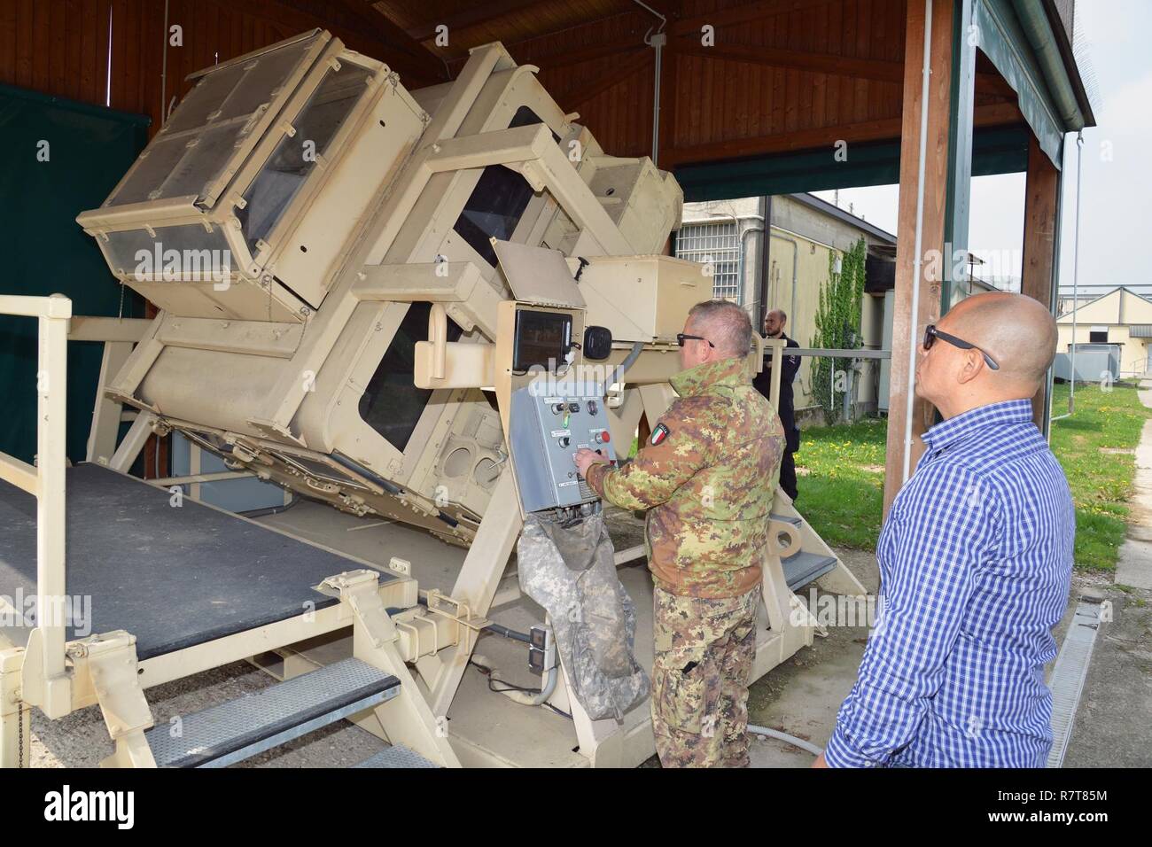 Joseph Gallegos, Training Specialist, Schulung Support Center Italien (rechts) und Sgt. Maj. Massimo Giordano italienische Armee unterstützen italienischen Carabinieri der 7 Regiment "Carabinieri" leifers Bozen und 13 Regiment Carabinieri "Friuli Venezia Giulia" Görz, während der Ausbildung mit der High Mobility Multipurpose Radfahrzeug (Hmmwv) Ausstieg Hilfe Trainer (Wärme), in der Caserma Ederle, 6. April 2017, Vicenza, Italien. Der Simulator ermöglicht die Soldaten verlassen Fahrzeuge, Fähigkeiten zu üben und in realistischen Szenarien. Carabinieri mit US-Armee RTSD Süden Ausrüstung zu bilateralen rel verbessern Stockfoto
