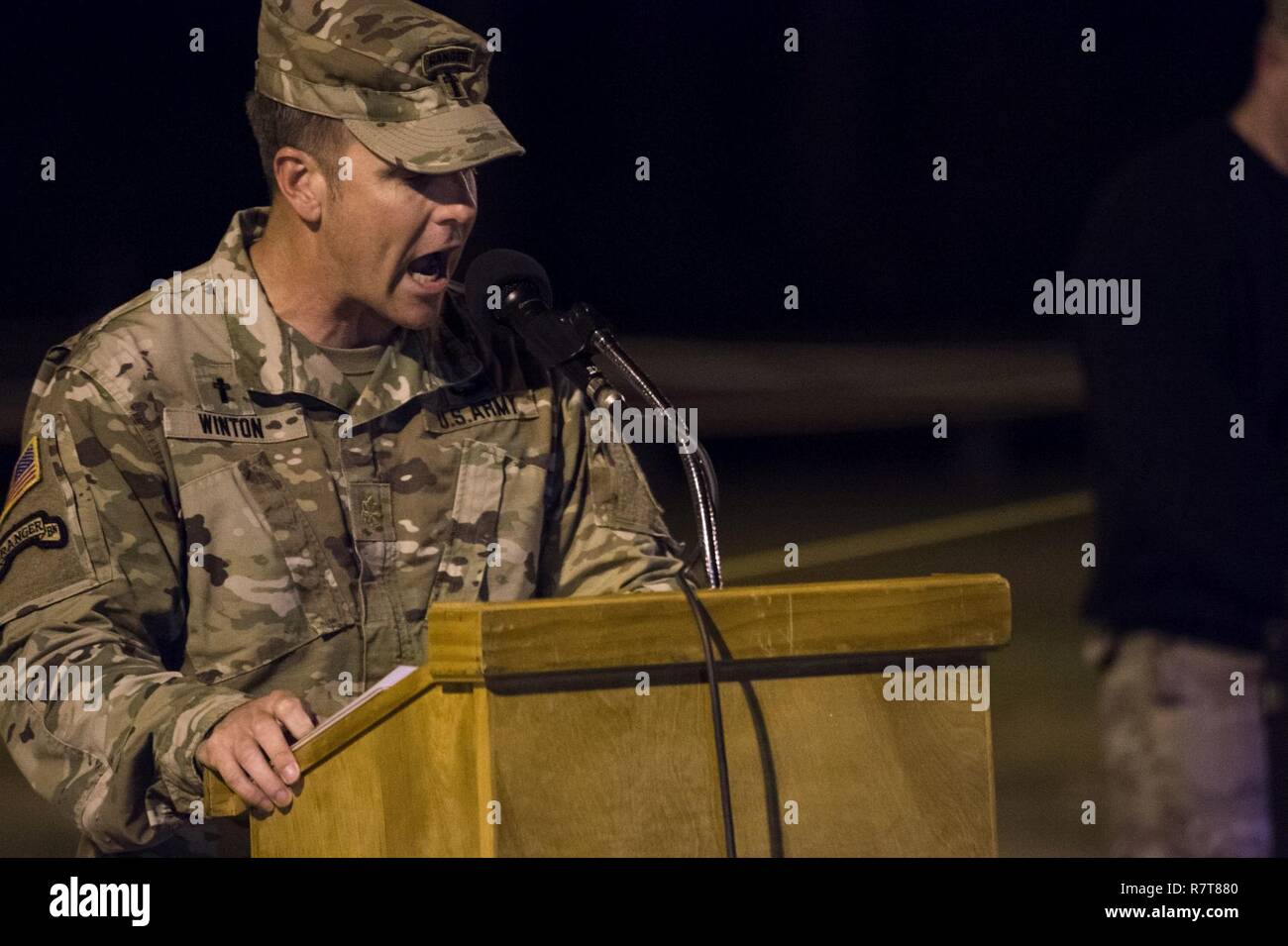 Us-Armee Kaplan Mark Winton liefert der Aufruf für den besten Ranger Wettbewerb 2017 in Fort Benning, Ga, April 7, 2017. Die 34. jährliche David E. Grange jr. Am besten Ranger Wettbewerb 2017 ist eine dreitägige Veranstaltung, bestehend aus Herausforderungen Wettbewerber des körperlichen, geistigen und technischen Fähigkeiten. Stockfoto