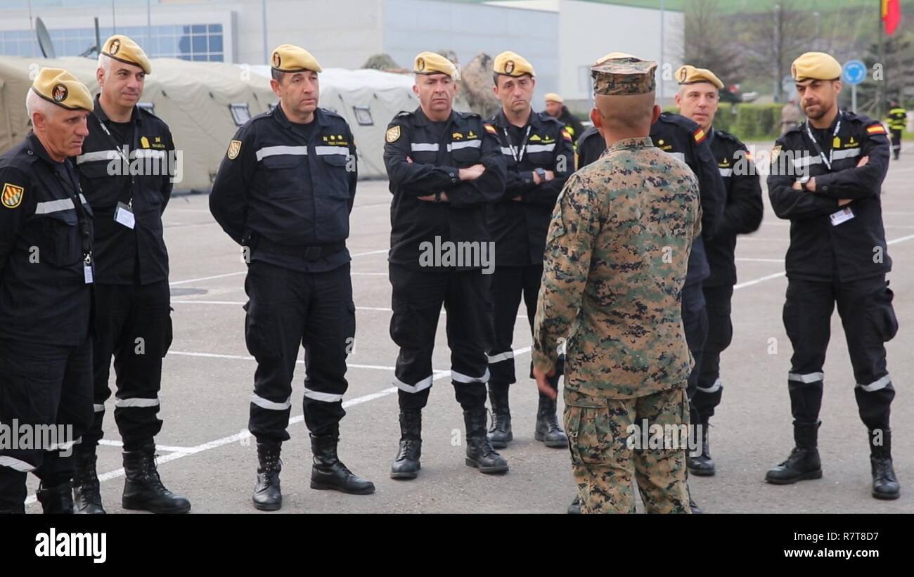 Ein US-Marine Special Purpose Marine Air Ground Task Force - Krisenmanagement - Afrika zugeordnet, erklärt Verarbeitungsprozesse, Spanischen militärischen Notaufnahme (UME) Mitglieder in Torrelavega, Spanien, April 6, 2016. Der UME versammelt 16 NATO-Länder Ausbildung Ideen zur Verfügung zu stellen und zu pflegen Bereitschaft bei Naturkatastrophen und Evakuierung. Stockfoto