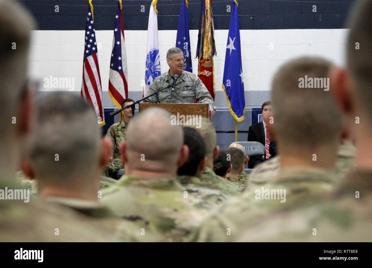 Generalmajor Mark E. Bartman, Ohio Adjutant General, spricht mit den Soldaten des zweiten Bataillons, 174 Air Defense Artillery Regiment, bei Aufruf des Gerätes an die Zeremonie am 1. April 2017, in McConnelsville, Ohio. Die 2-174 th ADA Durchführung werden Counter-Rocket, Artillerie, Mörser (C-RAM) Missionen zur Unterstützung der Operation inhärenten lösen und den Betrieb, die die Freiheit des Sentinel. (Ohio National Guard Stockfoto