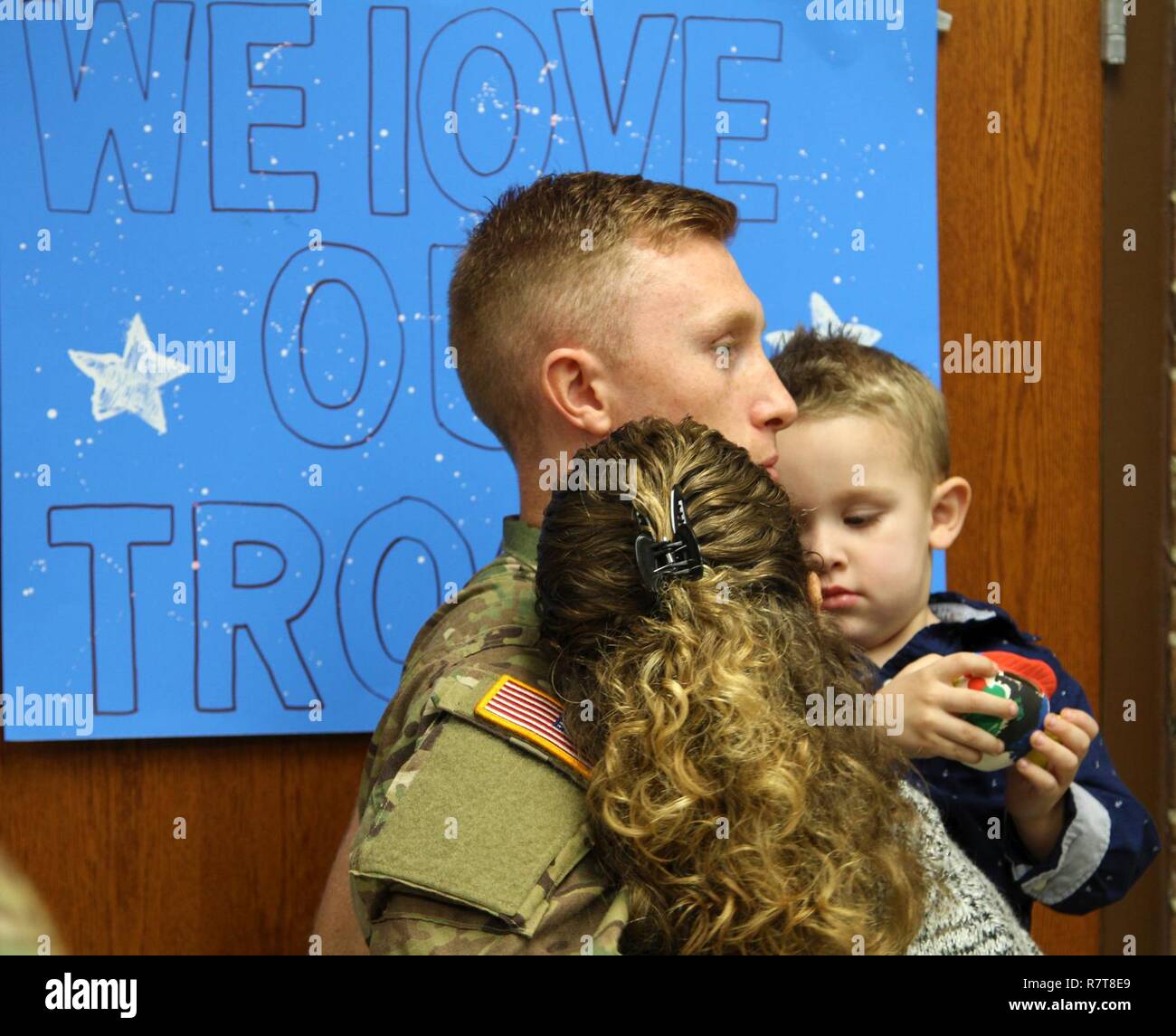 Ein Soldat der 2 Bataillon, 174 Air Defense Artillery Regiment zugeordnet verbringt Zeit mit seiner Familie nach Anruf der Einheit an die Zeremonie am 1. April 2017, in McConnelsville, Ohio. Die 2-174 th ADA Durchführung werden Counter-Rocket, Artillerie, Mörser (C-RAM) Missionen zur Unterstützung der Operation inhärenten lösen und den Betrieb, die die Freiheit des Sentinel. (Ohio National Guard Stockfoto