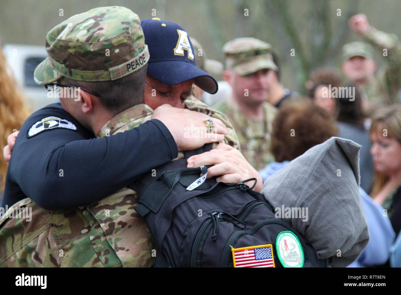 Ein Soldat der 2 Bataillon, 174 Air Defense Artillery Regiment zugewiesen bekommt eine letzte Umarmung vor dem Laden einen Bus nach Anruf der Einheit an die Zeremonie am 1. April in McConnelsville, Ohio 2017. Die 2-174 th ADA Durchführung werden Counter-Rocket, Artillerie, Mörser (C-RAM) Missionen zur Unterstützung der Operation inhärenten lösen und den Betrieb, die die Freiheit des Sentinel. (Ohio National Guard Stockfoto