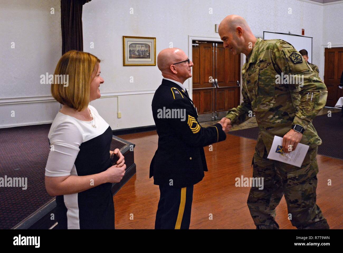 FORT Meade, Maryland - Master Sgt. Anthony R. Gut, die Führungskraft für Computer Network Operations angeworben, die 741St Military Intelligence Battalion zugeordnet ist, beglückwünschte während seiner Pensionierung Zeremonie April 5, die von der Kommandant der 704th MI Brigade, Oberst Rhett Cox, im Club Meade. Stockfoto