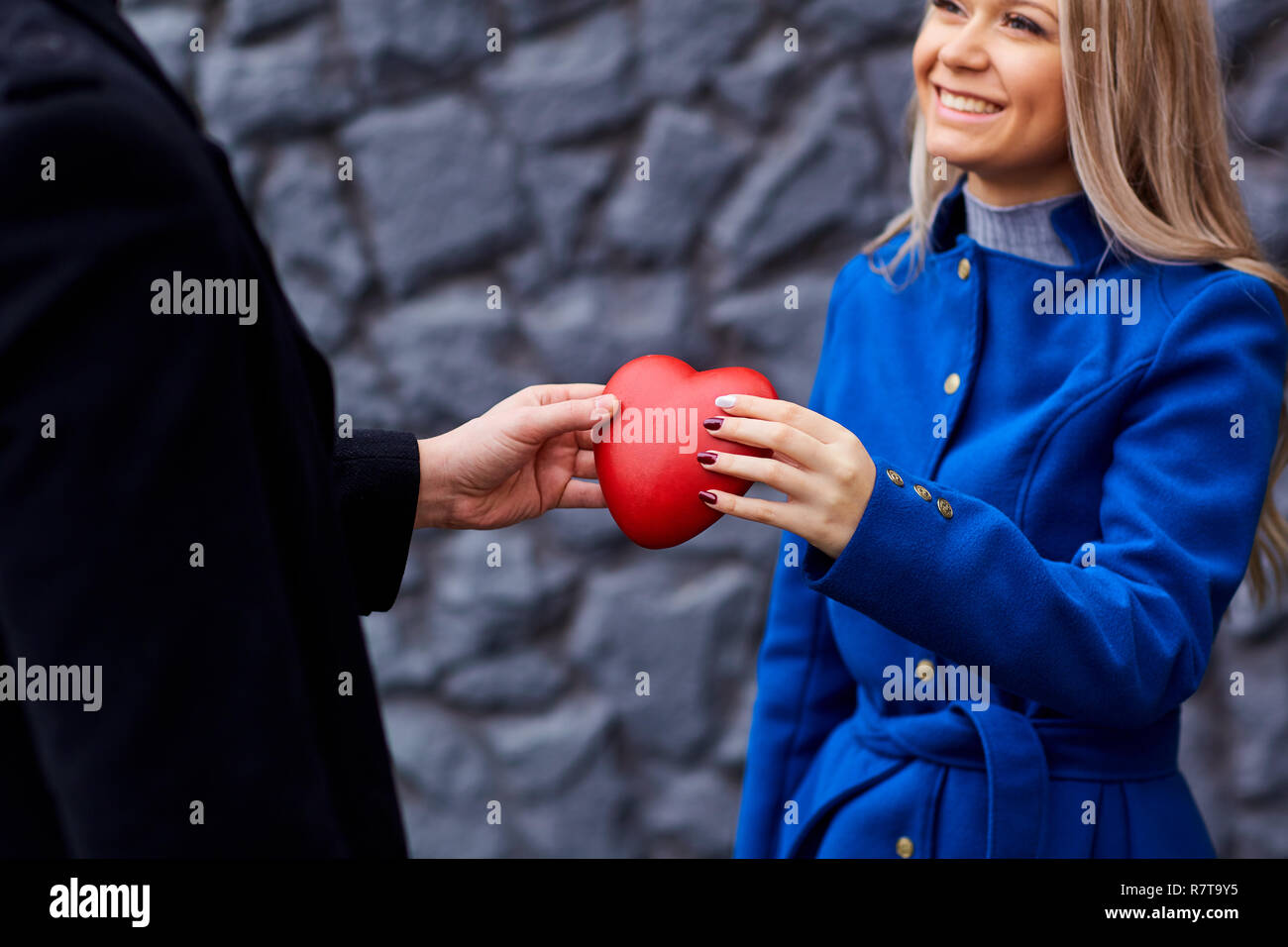 Paar mit roten Herzen in seinen Händen für den Hintergrund. Stockfoto