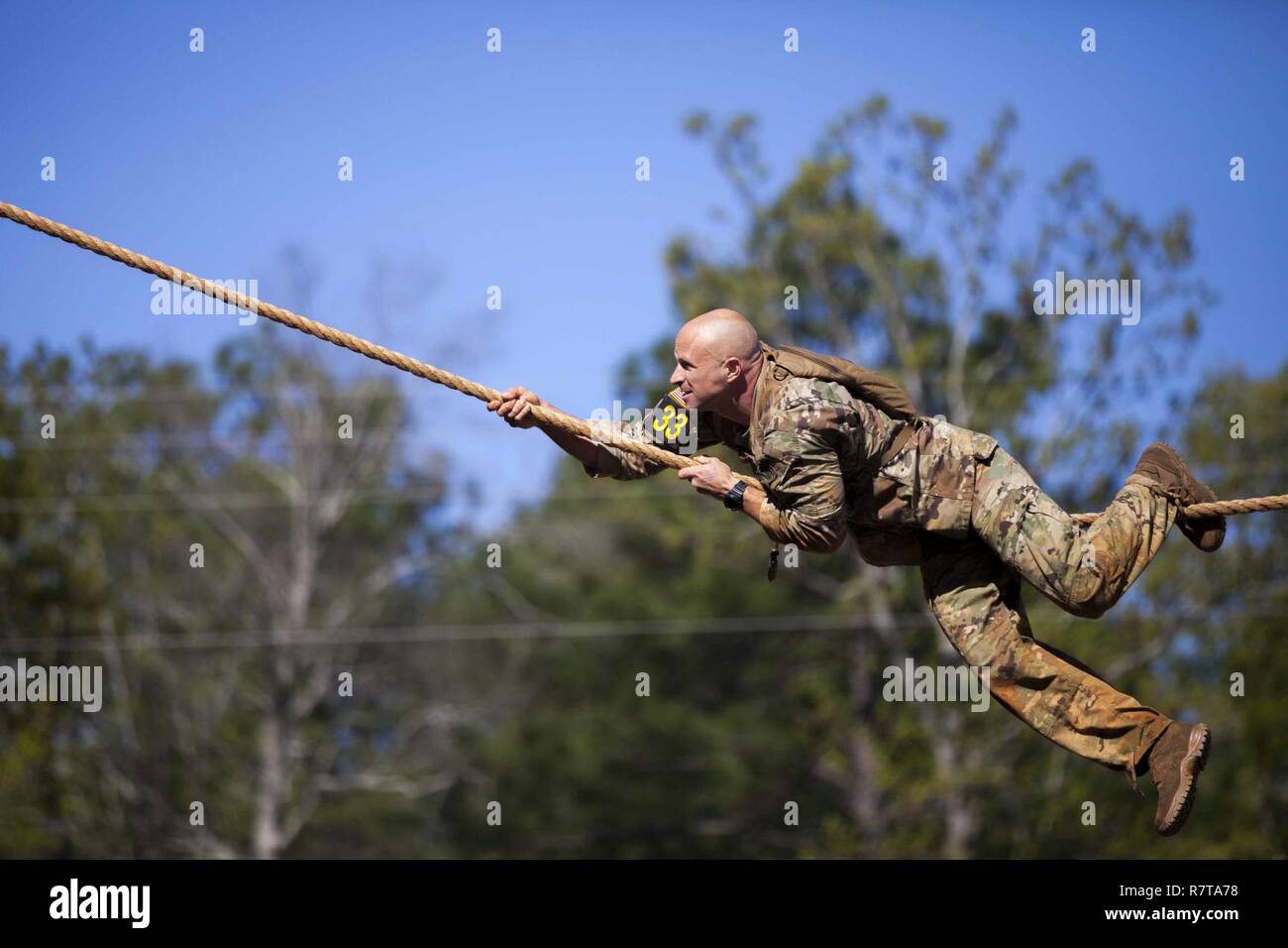 U.S. Army Ranger Master Sgt. Joshua Kilgore, in die Vereinigten Staaten von Amerika Special Operations Command zugeordnet, konkurriert im Urban Assault Kurs während der besten Ranger Wettbewerb 2017 in Fort Benning, Ga, April 7, 2017. Die 34. jährliche David E. Grange jr. Am besten Ranger Wettbewerb 2017 ist eine dreitägige Veranstaltung, bestehend aus Herausforderungen Wettbewerber des körperlichen, geistigen und technischen Fähigkeiten. Stockfoto