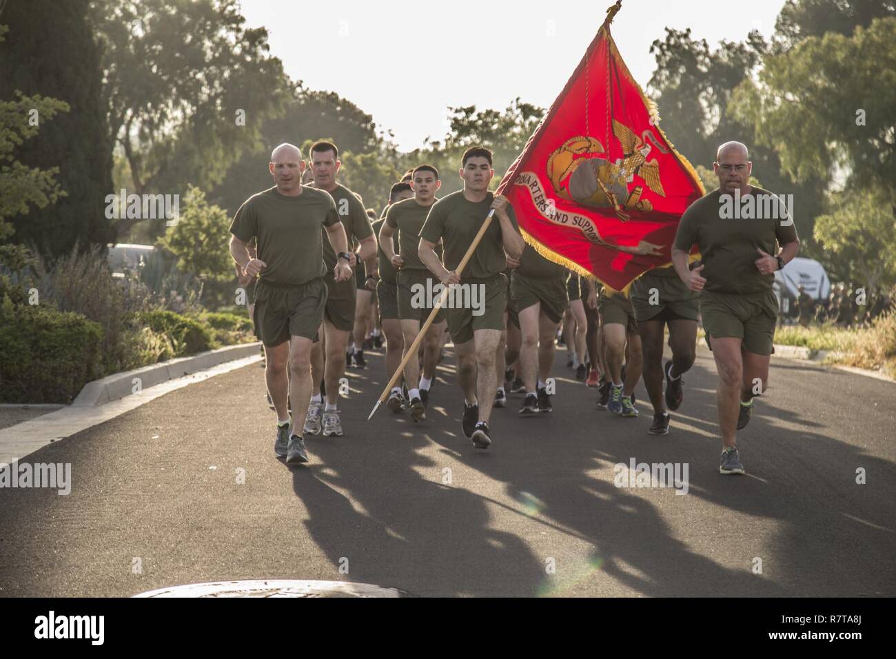 Us-Marines mit Sitz und Unterstützung Bataillon, Marine Corps Installationen West, Marine Corps Base Camp Pendleton in einem Bataillon Ostern teilnehmen, Camp Pendleton, Calif., 7. April 2017 laufen. Stockfoto