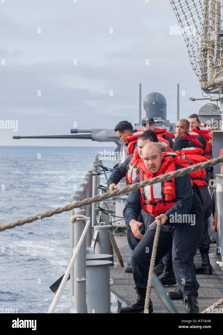 Pazifik (6. April 2017) Matrosen an Bord der Ticonderoga-Klasse geführte-missile Cruiser USS Lake Erie (CG70) während eine Auffüll-anforderung Griff-auf-See während der Fahrt die Durchführung einer Composite Trainingsgerät Übung (COMPTUEX) mit der nimitz Carrier Strike Group in Vorbereitung für eine bevorstehende Bereitstellung. COMPTUEX Tests die Mission - Bereitschaft der Aktiva der Streik Gruppe durch simulierte Szenarien und ihre Fähigkeit als integrierte Einheit durchzuführen. Stockfoto