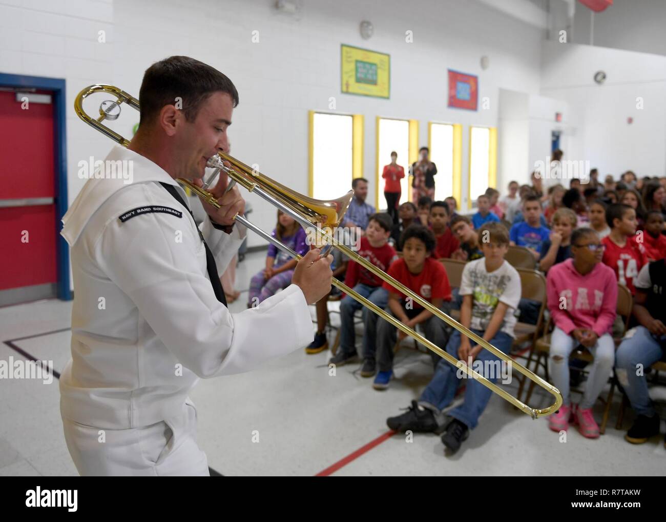 BILOXI, Fräulein (6. April 2017) Musiker 2. Klasse James Watkins spielt die Posaune während einer Marine Band Südosten Brass Band Leistung für Schülerinnen und Schüler der North Bay Volksschule in Biloxi Fräulein während Mississippi Gulf Coast Marine Woche. Gulfport / Biloxi ist einer der ausgewählten Regionen a2017 Marine Woche, eine Woche U.S. Navy Bewusstsein durch lokale Öffentlichkeitsarbeit, Dienst an der Gemeinschaft und Ausstellungen zu erhöhen. Stockfoto