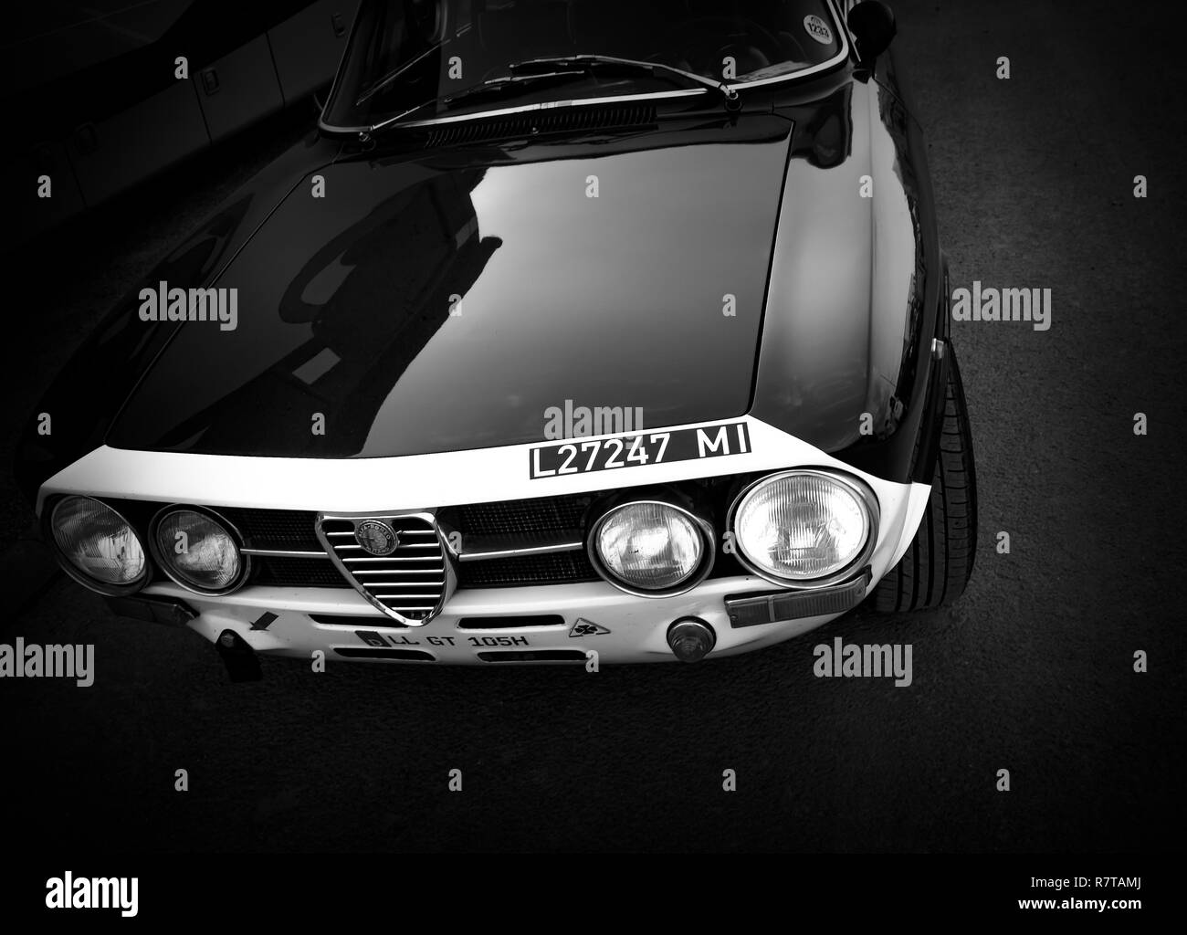 Die Scheinwerfer eines klassischen Alfa Romeo Sportwagen. Stockfoto