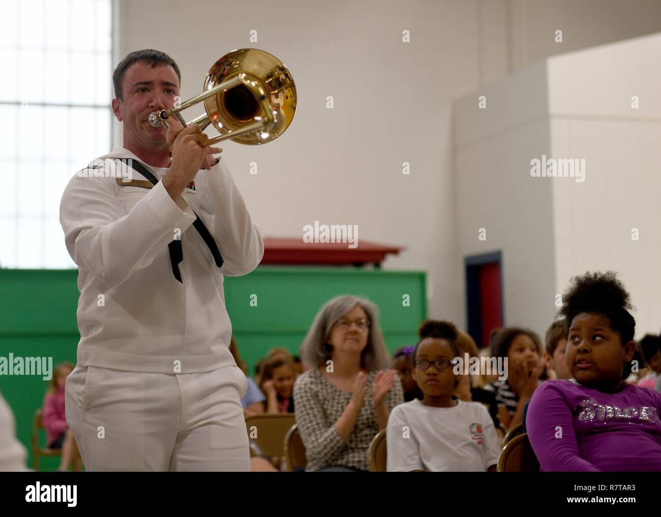 BILOXI, Fräulein (6. April 2017) Musiker 2. Klasse James Watkins spielt die Posaune während einer Marine Band Südosten Brass Band Leistung für Schülerinnen und Schüler der North Bay Volksschule in Biloxi Fräulein während Mississippi Gulf Coast Marine Woche. Gulfport / Biloxi ist einer der ausgewählten Regionen a2017 Marine Woche, eine Woche U.S. Navy Bewusstsein durch lokale Öffentlichkeitsarbeit, Dienst an der Gemeinschaft und Ausstellungen zu erhöhen. Stockfoto