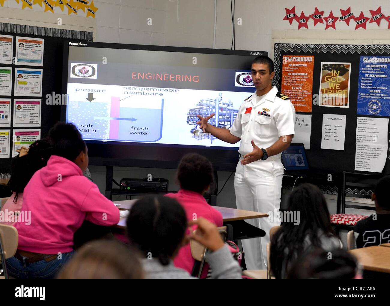 GULFPORT, Fräulein (6. April 2017) Lt Bryan Ross führt eine Wissenschaft, Technologie, Technik und Mechanik (STEM) Kurze für die Schülerinnen und Schüler der Popp's Ferry Elementary School in Mississippi Gulf Coast Marine Woche. Gulfport / Biloxi ist einer der ausgewählten Regionen a2017 Marine Woche, eine Woche U.S. Navy Bewusstsein durch lokale Öffentlichkeitsarbeit, Dienst an der Gemeinschaft und Ausstellungen zu erhöhen. Stockfoto