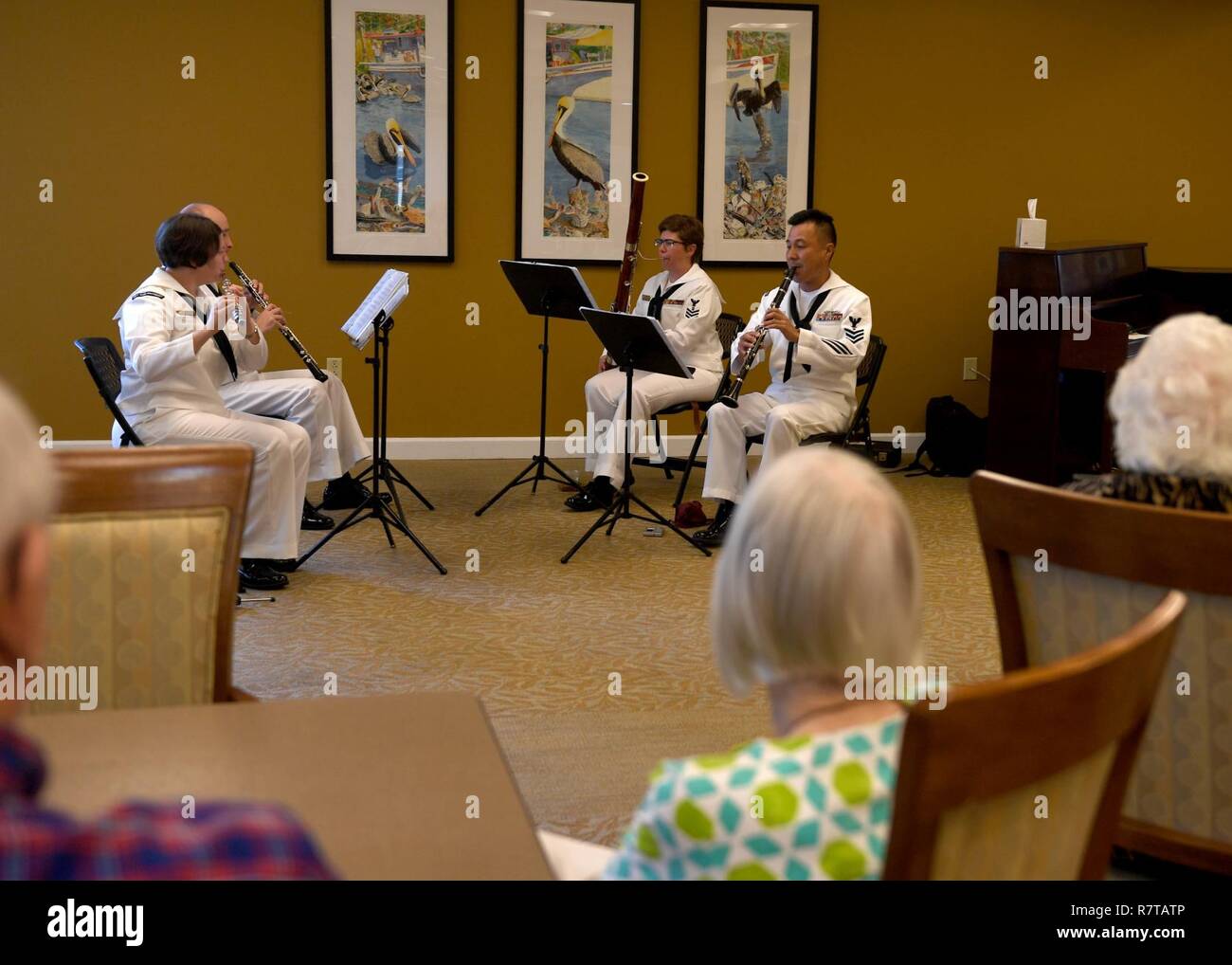GULFPORT, Fräulein (6. April 2017) Marine Band Südosten holzblas Quartett führt für die Bewohner an der Küste Hochland Senior Care Facility in Gulfport Fräulein während Mississippi Gulf Coast Marine Woche. Gulfport / Biloxi ist einer der ausgewählten Regionen a2017 Marine Woche, eine Woche U.S. Navy Bewusstsein durch lokale Öffentlichkeitsarbeit, Dienst an der Gemeinschaft und Ausstellungen zu erhöhen. Stockfoto