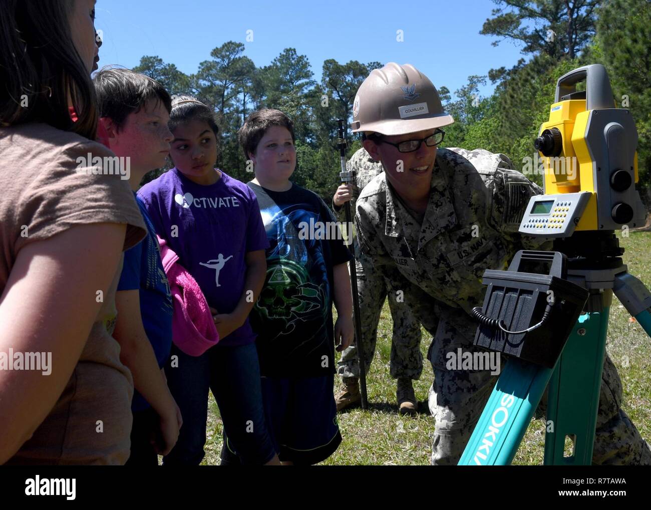 BILOXI, Fräulein (6. April 2017) Engineering 2. Klasse Jessica Coulvillier, mit Marine Mobile Konstruktion Bataillon 133, zeigt Landvermessung an einer Wissenschaft, Technologie, Technik und Mechanik (STEM) Kurze für die Schülerinnen und Schüler der North Bay Elementary School in Mississippi Gulf Coast Marine Woche. Gulfport / Biloxi ist einer der ausgewählten Regionen a2017 Marine Woche, eine Woche U.S. Navy Bewusstsein durch lokale Öffentlichkeitsarbeit, Dienst an der Gemeinschaft und Ausstellungen zu erhöhen. Stockfoto
