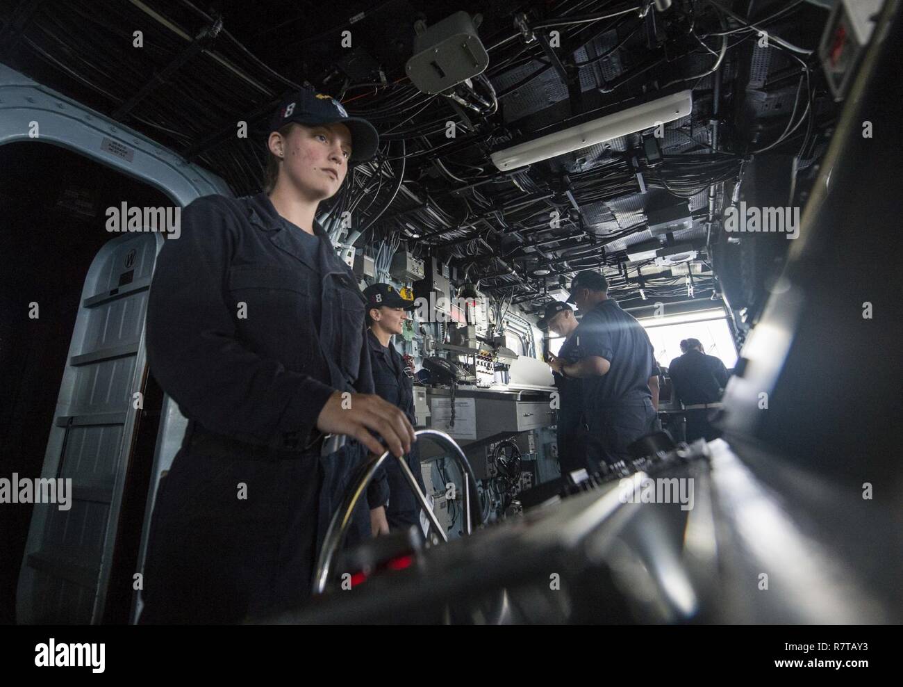 SOUTH CHINA SEA (5. April 2017) Seaman Alyssa Garrett steht Helm sehen Sie in der pilot House an Bord der Amphibisches Schiff USS Makin Island (LHD8). Das Schiff ist das Flaggschiff der Amphibischen bereit, der Betrieb ist in der Indo-Asia-pazifischen Region amphibische Fähigkeit mit regionalen Partnern zu verbessern und als gebrauchsfertige Response Force für jede Art der Kontingenz zu dienen. Stockfoto