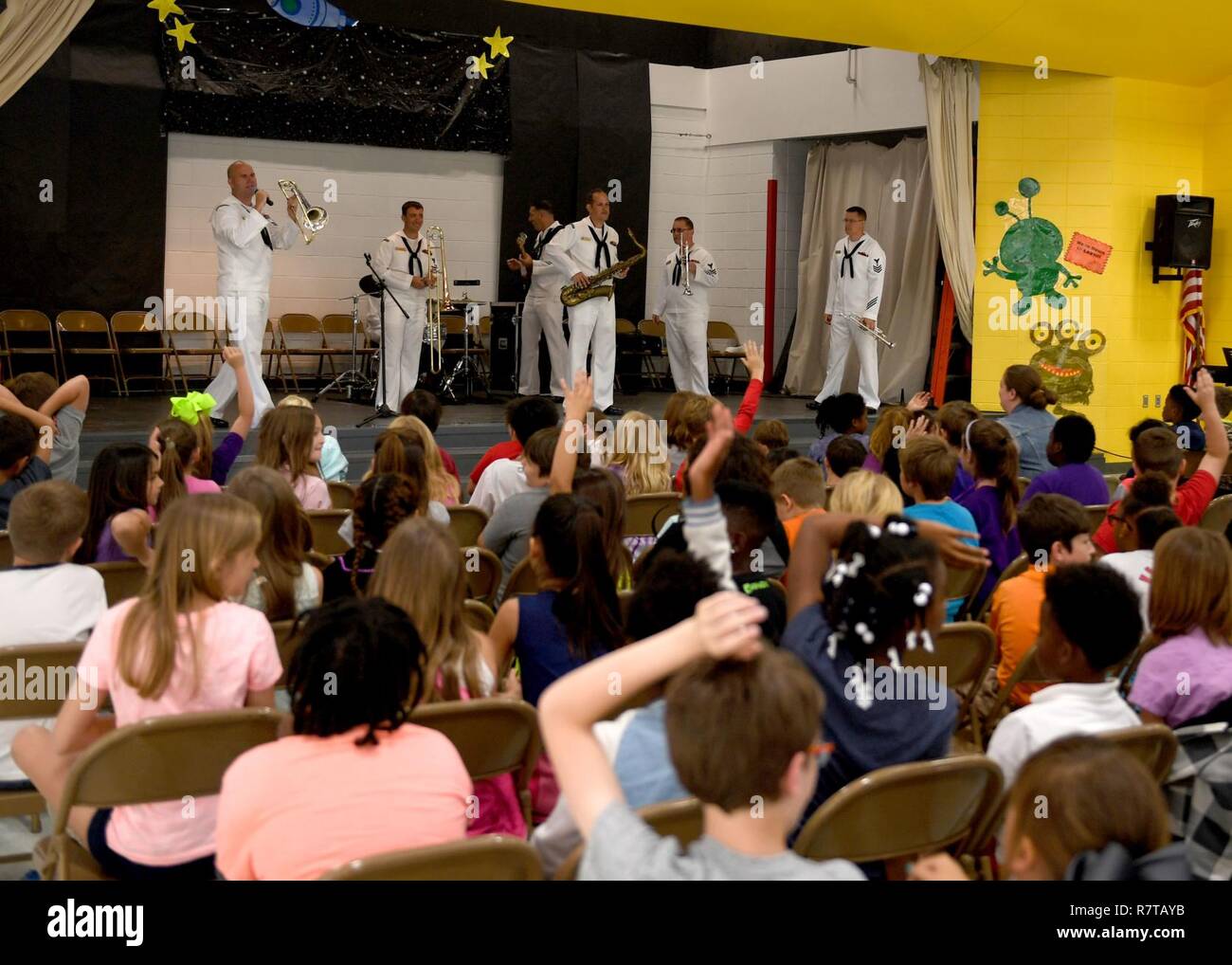 BILOXI, Fräulein (6. April 2017) Die Marine Band Südosten Brass Band führt für die Schüler der North Bay Volksschule in Biloxi Fräulein während Mississippi Gulf Coast Marine Woche. Gulfport / Biloxi ist einer der ausgewählten Regionen a2017 Marine Woche, eine Woche U.S. Navy Bewusstsein durch lokale Öffentlichkeitsarbeit, Dienst an der Gemeinschaft und Ausstellungen zu erhöhen. Stockfoto