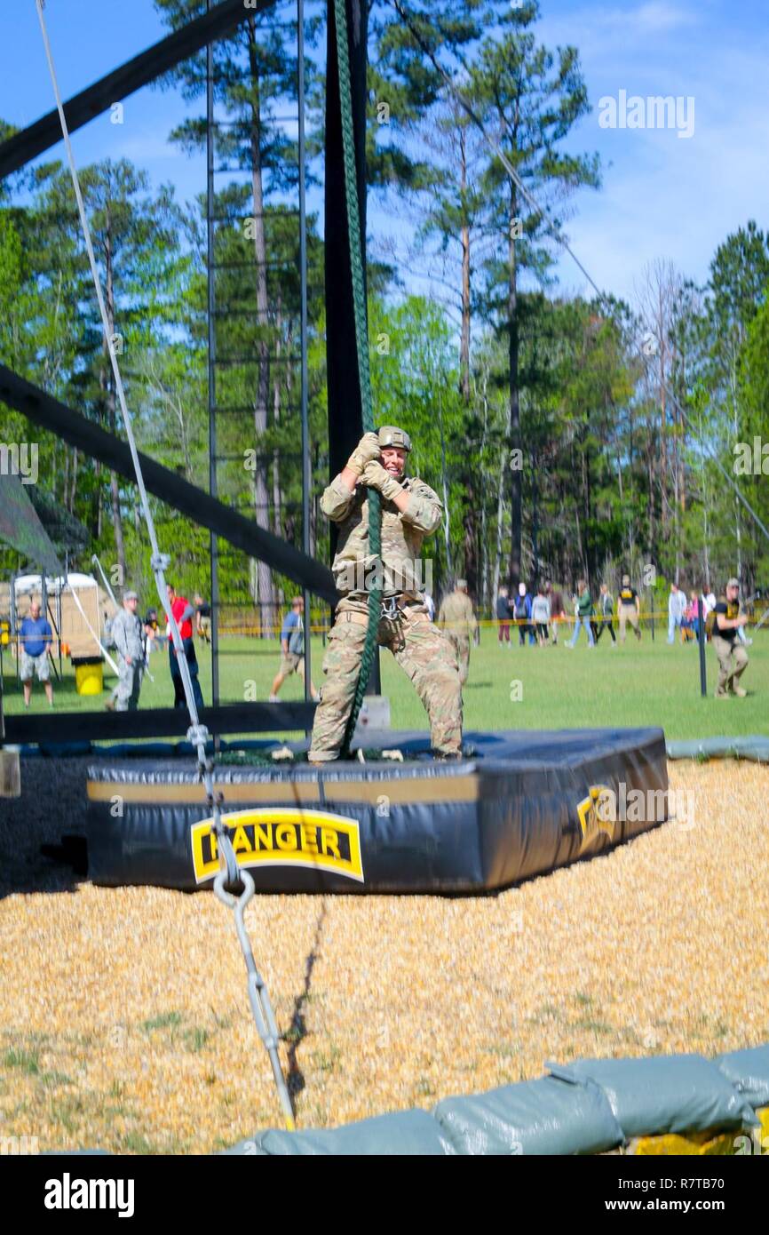 (FORT BENNING, GA) - US- Soldaten aus der ganzen Welt konkurrieren in Tag zwei des 34. jährlichen David E. Grange jr., Am besten Ranger Wettbewerb, April, 08 2017. Stockfoto