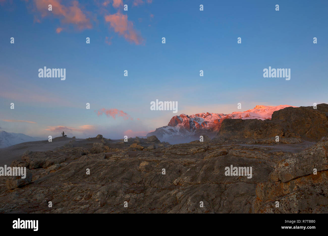 Zwei Fotografen und ein Hund erfüllen die Dämmerung in den Bergen Stockfoto