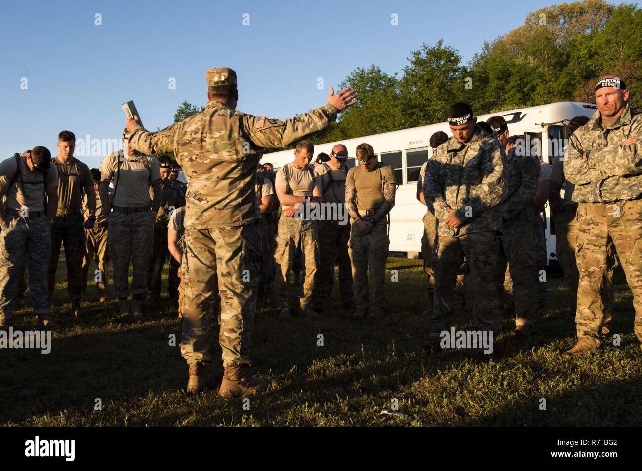 U.s. Army Rangers Bogen ihre Köpfe im Gebet vor einem Spartanischen Rennen während der besten Ranger Wettbewerb 2017 in Fort Mitchell, Ala., 8. April 2017. Die 34. jährliche David E. Grange jr. Am besten Ranger Wettbewerb 2017 ist eine dreitägige Veranstaltung, bestehend aus Herausforderungen Wettbewerber des körperlichen, geistigen und technischen Fähigkeiten. Stockfoto