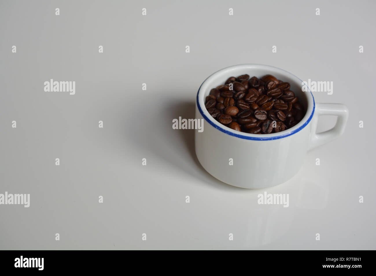 Dickwandige Keramik Tasse mit Kaffeebohnen gefüllt Stockfoto