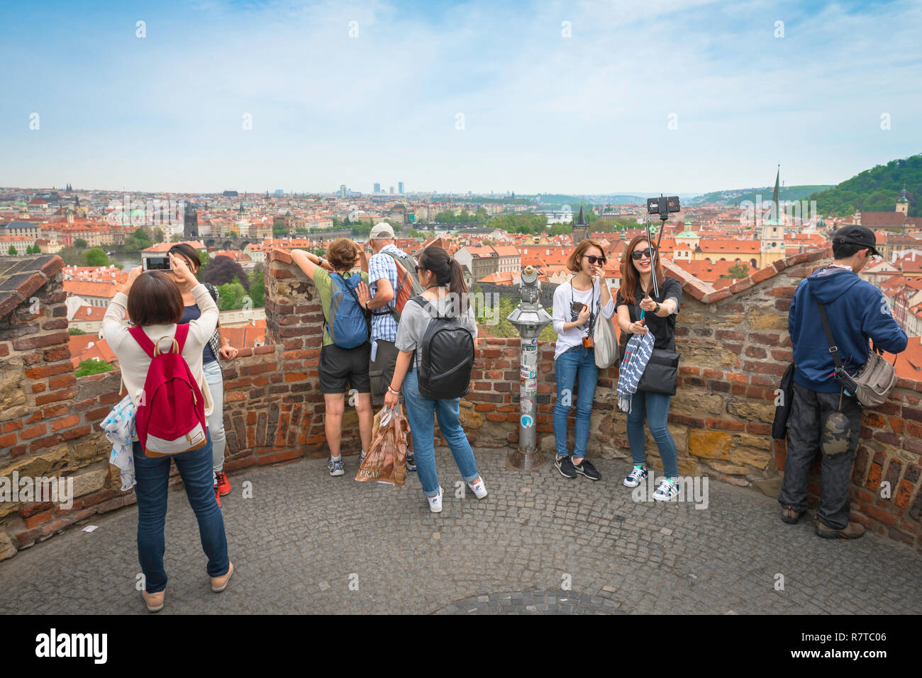 Touristen Selfie, Ansicht von Touristen, die Fotos von einer Terrasse auf der Prager Burggartenmauer im Stadtteil Hrad, Prag, Tschechische Republik. Stockfoto