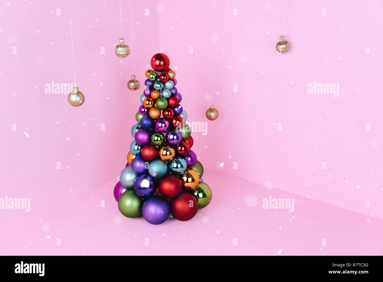 Weihnachtsbaum aus rosa Dekoration auf rosa Hintergrund. Weihnachten und Urlaub Konzept. Stockfoto