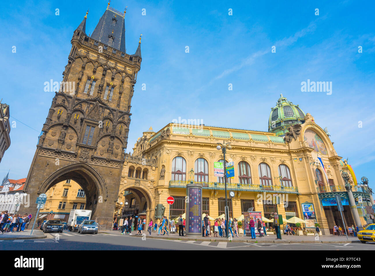 Prager Gemeindehaus, Blick auf das Gemeindehaus (Obecni Dum) Gebäude mit der mittelalterlichen Pulver Gate Tower auf der linken Seite, Prag, Tschechische Republik. Stockfoto