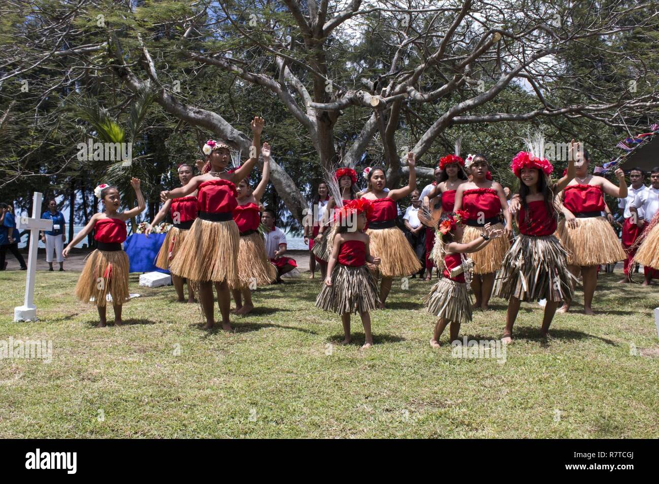 HAGÅTÑA, Guam (7. April 2017) - eine lokale Chamorro Dance Group führt eine "Gnade" auf der Gedenkveranstaltung in der US Naval Friedhof, Hagåtña, Guam, für die sieben deutschen Segler aus dem Untergang der SMS Cormoran verloren vor 100 Jahren. Stockfoto