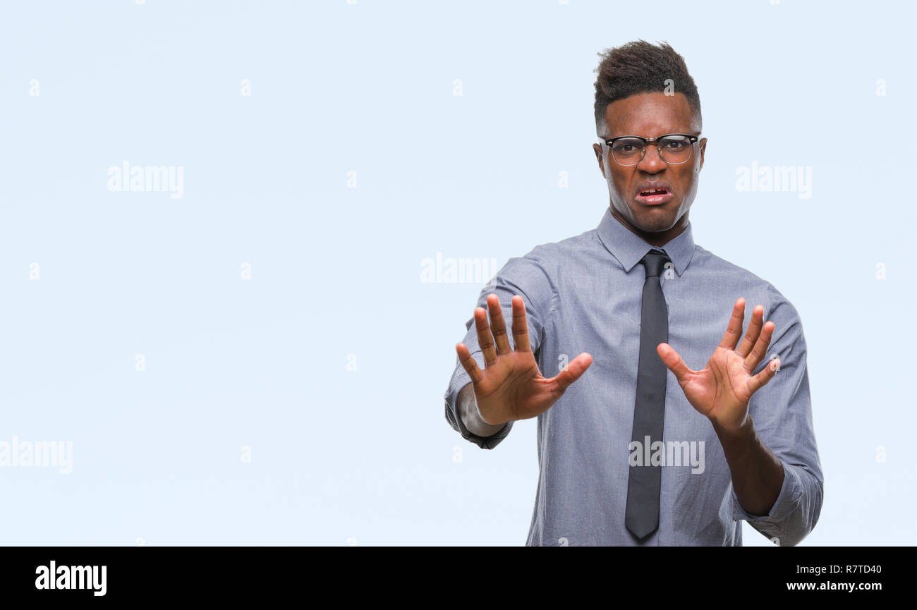 Junge afrikanische amerikanische Geschäftsmann über isolierte Hintergrund Angst und Furcht Ausdruck stop Geste mit den Händen, Angst, Schreien im Schlag. Pan Stockfoto