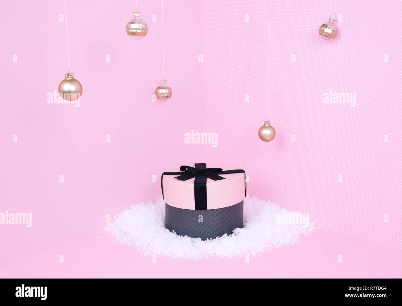 Rosa Geschenk Box auf pastellfarbenen Hintergrund. Weihnachten und Urlaub Konzept Stockfoto