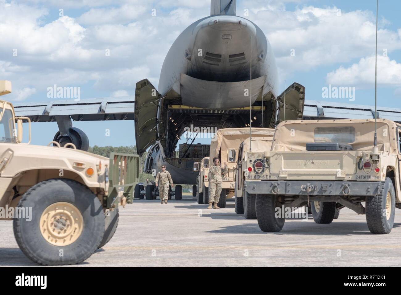 Soldaten der 3. Sustainment Brigade, 3. Infanterie-Division bereiten Fahrzeuge auf einem C5 laden "Super Galaxy" Hunter Army Airfield, GA, 28. März 2017. Das Training war in Unternehmen mit der Division sofort bereit, die ist verantwortlich für die Aufrechterhaltung der Bereitschaft zur Unterstützung der Global Response Force-Mission innerhalb von 18 Stunden Noticiation bereitstellen. Stockfoto