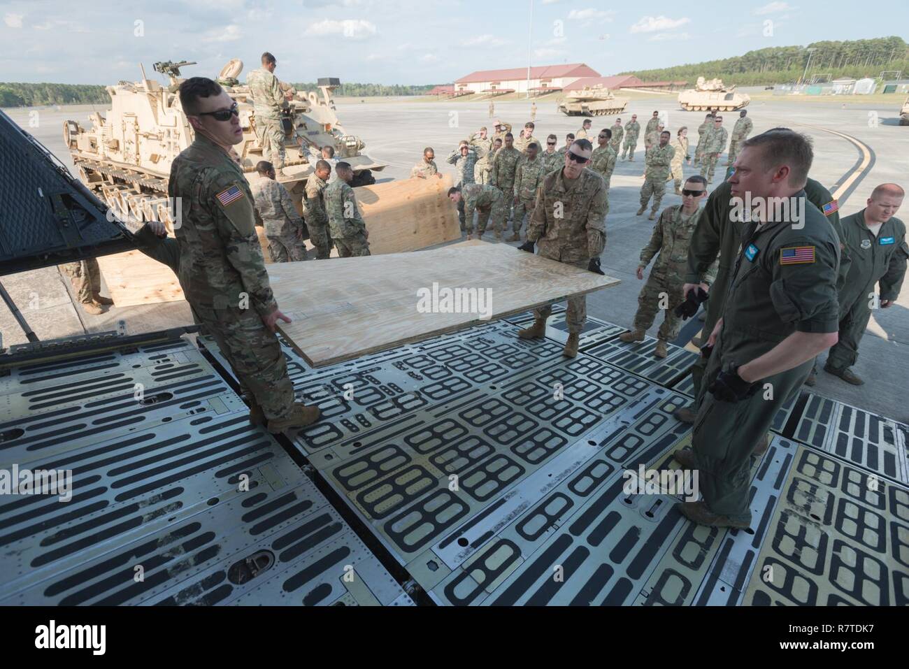 Soldaten des 2. Bataillon, 7. Infanterie-Regiment, 1st Armored Brigade Combat Team, 3. US-Infanteriedivision laden Sperrholz auf einem C5 "Super Galaxy" Hunter Army Airfield, GA, 28. März 2017 vor dem Laden eines M1A1 Abrams-Panzer. Das Bataillon ist Reheasing Flugbetrieb Last für die Division sofort bereit Company, die verantwortlich für die Aufrechterhaltung der Bereitschaft zur Unterstützung der Global Response Force-Mission innerhalb von 18 Stunden nach der Benachrichtigung bereitstellen. Stockfoto