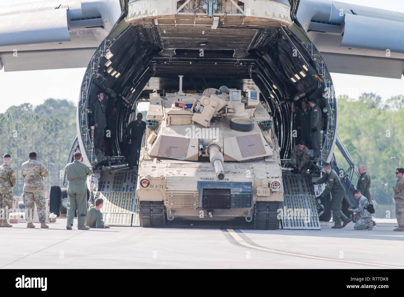 Soldaten des 2. Bataillon, 7. Infanterie-Regiment, 1st Armored Brigade Combat Team, 3. US-Infanteriedivision laden einen M1A1 Abrams-Panzer auf einem C5 "Super Galaxy" Hunter Army Airfield, GA, 28. März 2017. Das Bataillon ist Reheasing Flugbetrieb Last für die Division sofort bereit Company, die verantwortlich für die Aufrechterhaltung der Bereitschaft zur Unterstützung der Global Response Force-Mission innerhalb von 18 Stunden nach der Benachrichtigung bereitstellen. Stockfoto