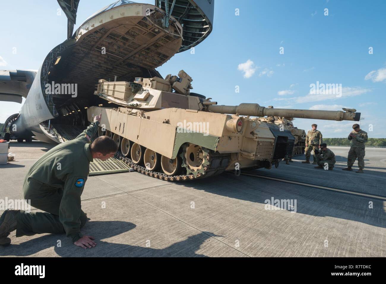 Soldaten des 2. Bataillon, 7. Infanterie-Regiment, 1st Armored Brigade Combat Team, 3. US-Infanteriedivision laden einen M1A1 Abrams-Panzer auf einem C5 "Super Galaxy" Hunter Army Airfield, GA, 28. März 2017. Das Bataillon ist Reheasing Flugbetrieb Last für die Division sofort bereit Company, die verantwortlich für die Aufrechterhaltung der Bereitschaft zur Unterstützung der Global Response Force-Mission innerhalb von 18 Stunden nach der Benachrichtigung bereitstellen. Stockfoto