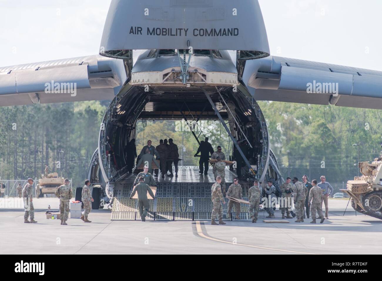 Soldaten des 2. Bataillon, 7. Infanterie-Regiment, 1st Armored Brigade Combat Team, 3. US-Infanteriedivision laden Sperrholz auf einem C5 "Super Galaxy" Hunter Army Airfield, GA, 28. März 2017 vor dem Laden eines M1A1 Abrams-Panzer. Das Bataillon ist Reheasing Flugbetrieb Last für die Division sofort bereit Company, die verantwortlich für die Aufrechterhaltung der Bereitschaft zur Unterstützung der Global Response Force-Mission innerhalb von 18 Stunden nach der Benachrichtigung bereitstellen. Stockfoto