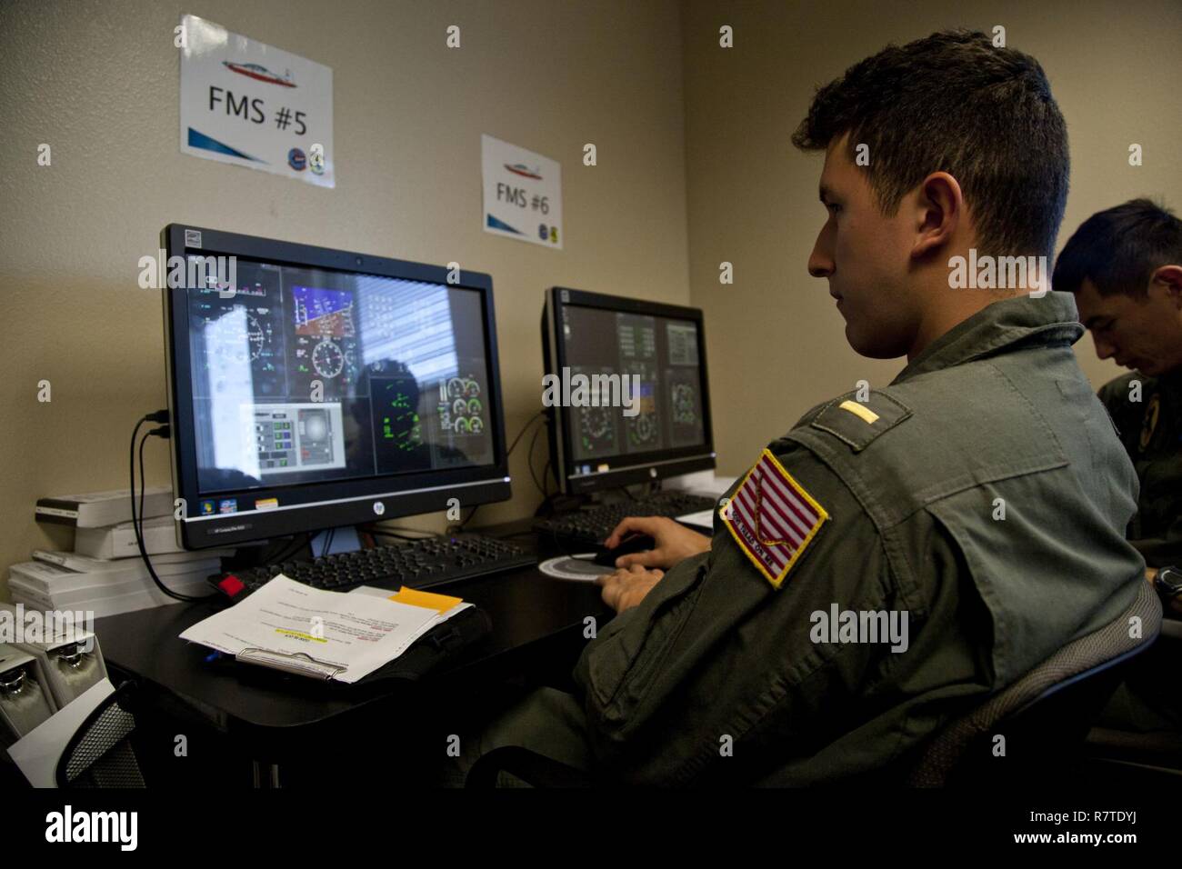 Us-Marine Offiziere zum Basic Flight Training, Ausbildung Air Wing 4, Praxis auf eine Flight Management System an der Naval Air Station Corpus Christi, Texas, 20. März 2017 zugeordnet. Die Mission der Ausbildung Air Wing Vier ist Basic Flight Training sowie Mittlere und Fortgeschrittene Flug mit multi Training Flugzeug zur Verfügung zu stellen. Stockfoto