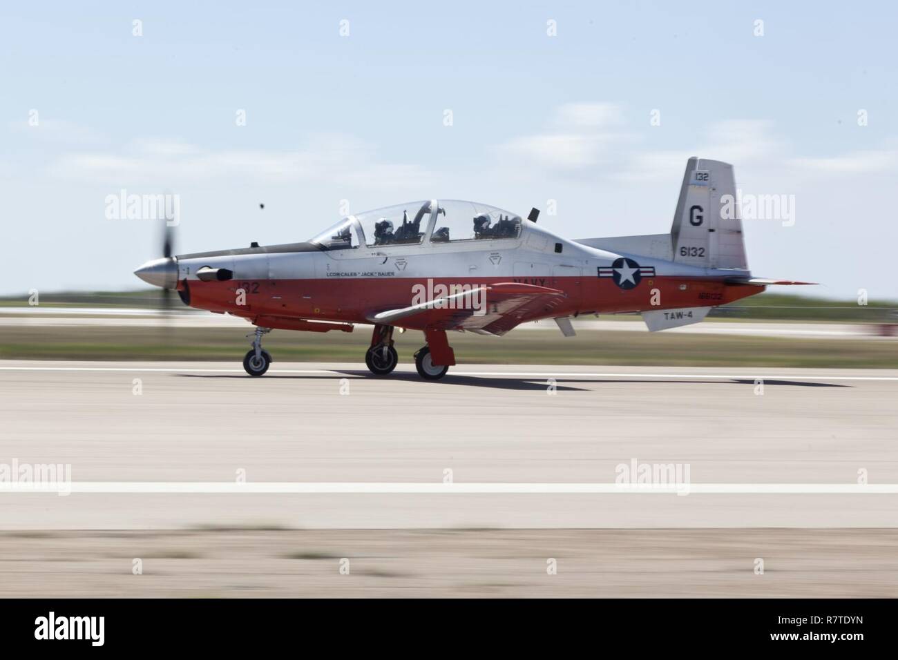 Us Marine Corps Offiziere zum Basic Flight Training, Ausbildung Air Wing Vier, land T-6B Ausbildung Flugzeuge am Naval Air Station Corpus Christi, Texas, 20. März 2017 zugeordnet. Die Mission der Ausbildung Air Wing Vier ist Basic Flight Training sowie Mittlere und Fortgeschrittene Flug mit multi Training Flugzeug zur Verfügung zu stellen. Stockfoto