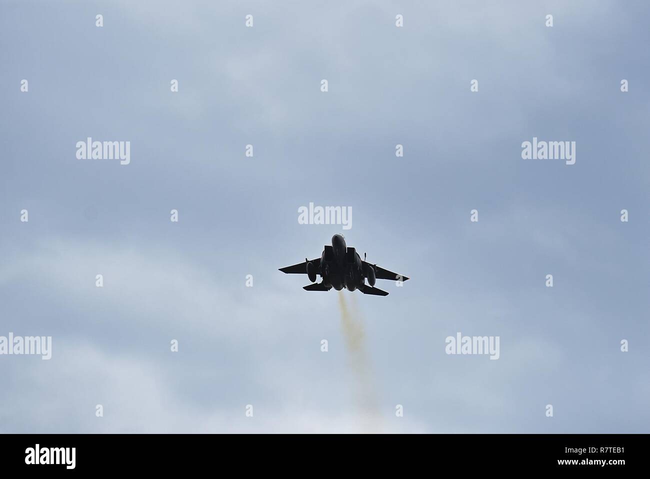 Eine F-15E Strike Eagle beteiligt sich an der übung Razor Talon, 7. April 2017, an der atlantischen Bereich Marine Corps abgelegenen Gebiet, North Carolina. Das Flugzeug nahmen an der monatlichen Übung, service Mitglieder einzigartige Möglichkeiten, Land-, Luft- und Seeweg Kräfte aus allen Service Niederlassungen in eine realistische Ausbildung Umwelt verbinden. Stockfoto