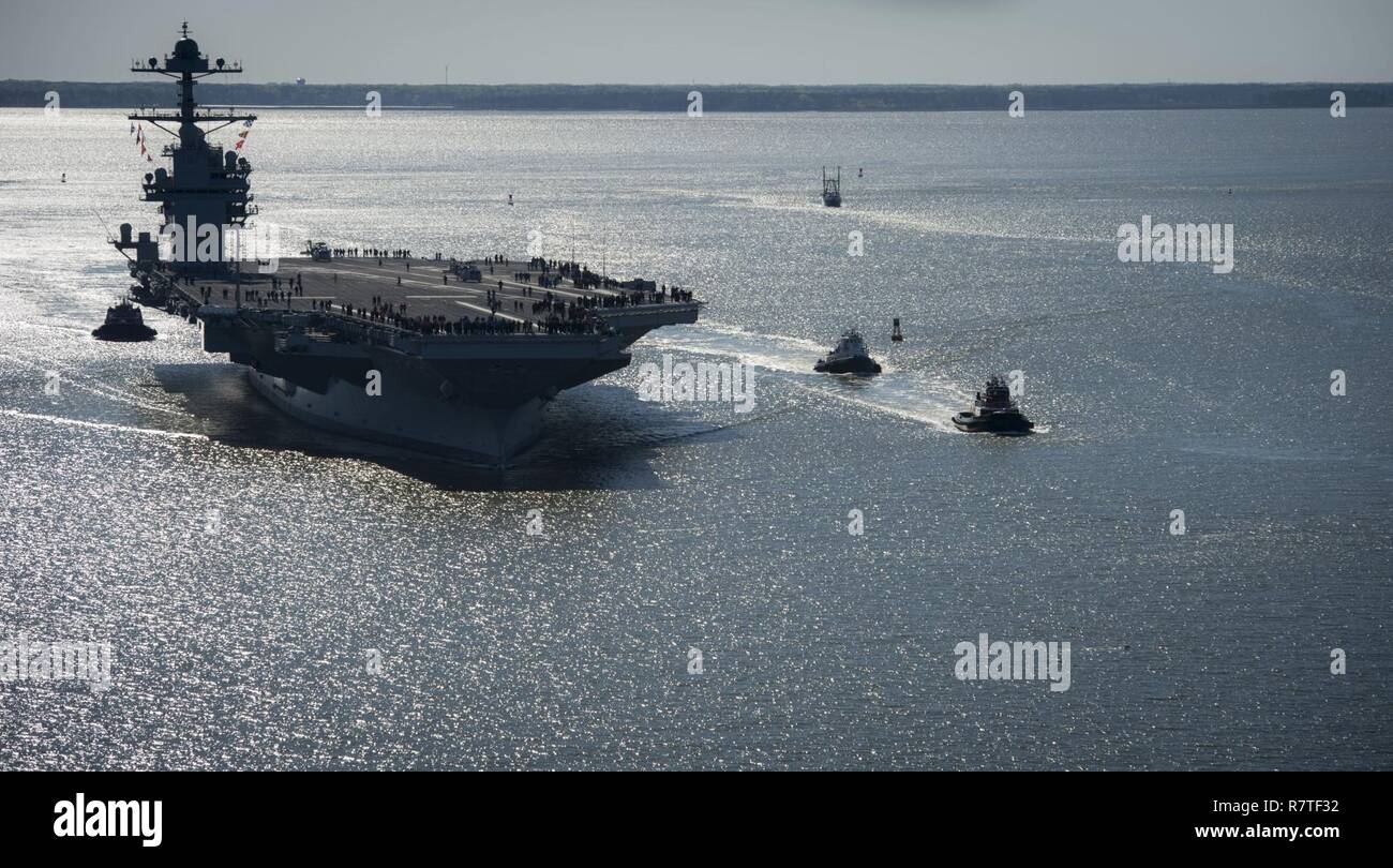 NEWPORT NEWS, Virginia (April 08, 2017) Die Zukunft USS Gerald R. Ford (CVN 78) auf seine eigene Kraft für die erste Zeit im Gange. Die erste Klasse Schiff - der erste neue US-Flugzeugträger Design in 40 Jahren - wird mehrere Tage Durchführung meer Prüfungen des Builder verbringen, einen umfassenden Test von vielen der wichtigsten Systeme des Schiffes und Technologien. Stockfoto