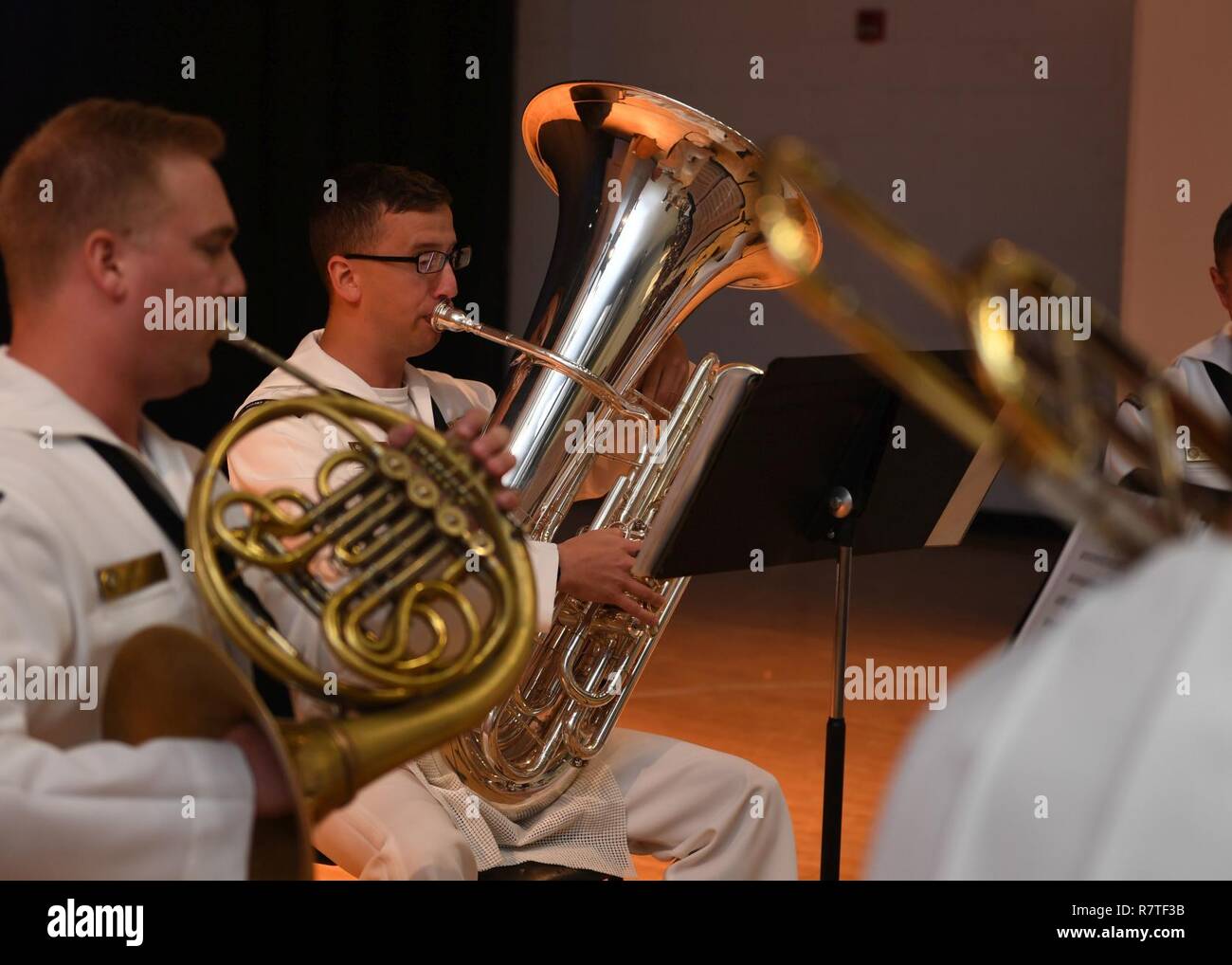 GULFPORT, Fräulein (7. April 2017) Musiker 2. Klasse Colleen Shifflett spielt Trompete bei einem Marine Band Südosten Quintett Leistung bei Gulfport in Gulfport Fräulein High School in Mississippi Gulf Coast Marine Woche. Gulfport / Biloxi ist einer der ausgewählten Regionen a2017 Marine Woche, eine Woche U.S. Navy Bewusstsein durch lokale Öffentlichkeitsarbeit, Dienst an der Gemeinschaft und Ausstellungen zu erhöhen. Stockfoto