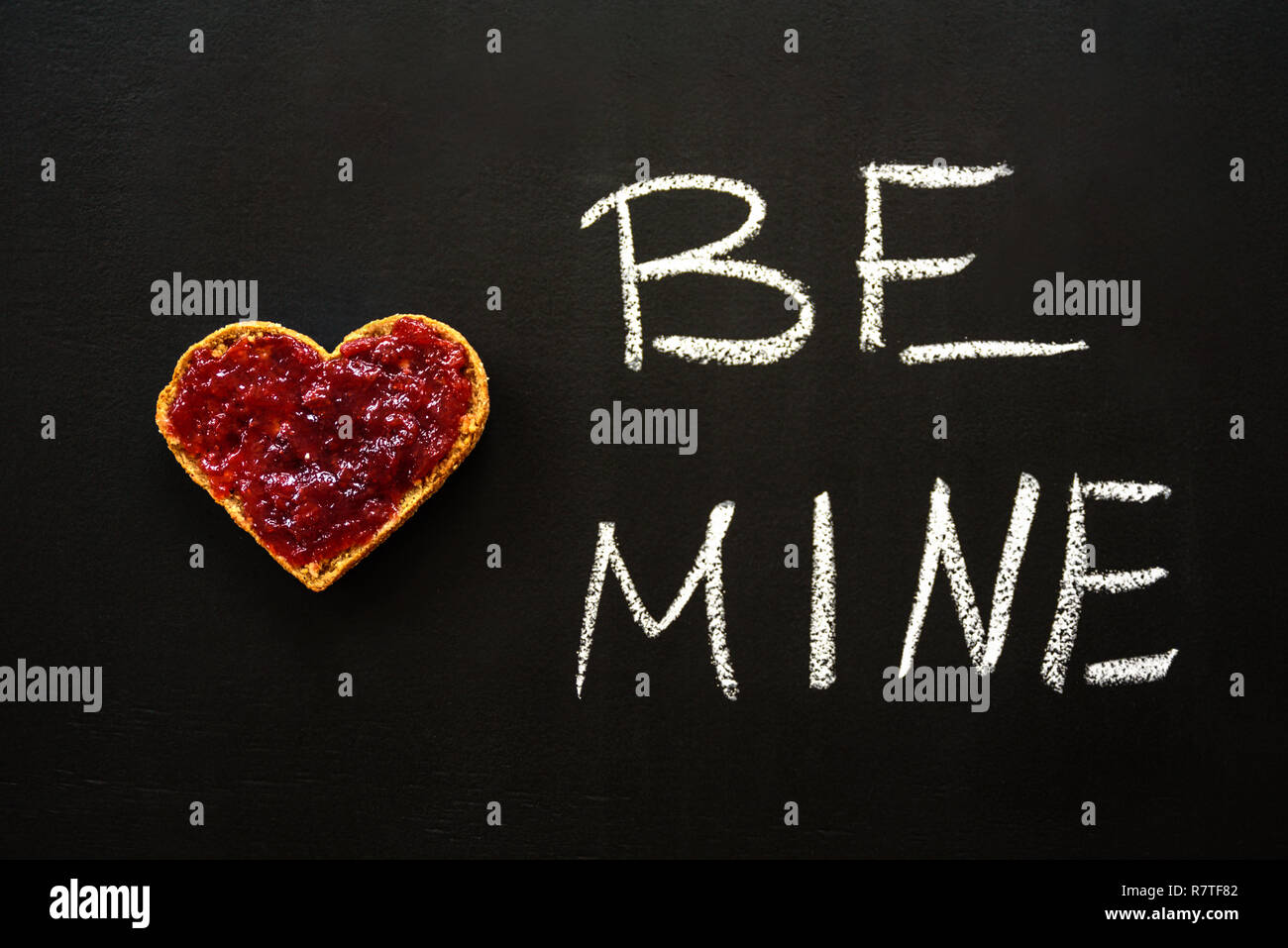 Herzförmige Peanut Butter und Marmelade Sandwich. Liebe, valentine Konzept. Blackboard Hintergrund Stockfoto