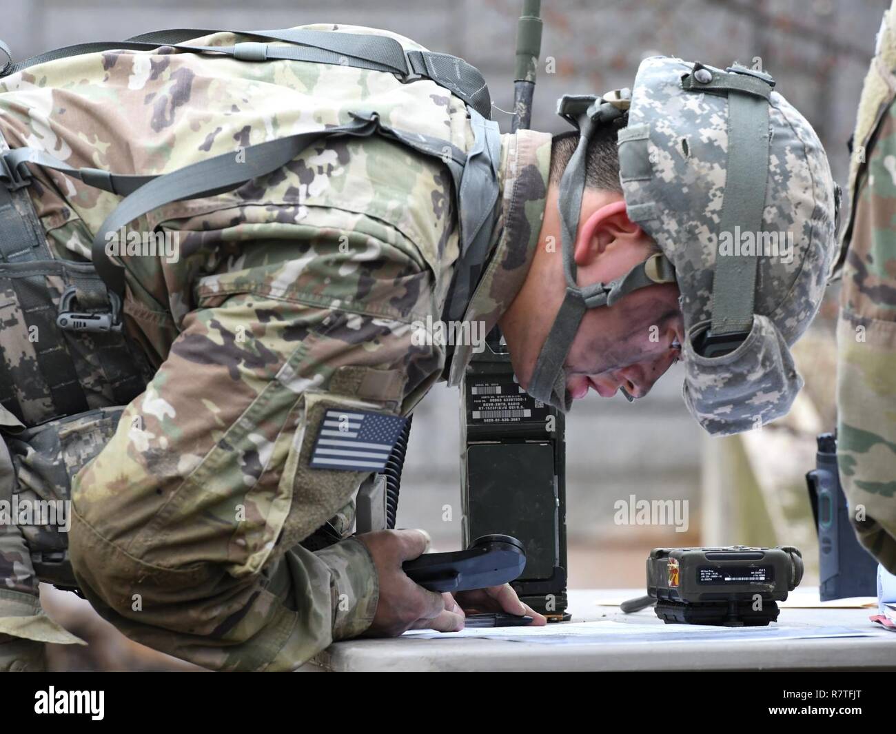 Us Armee Pfc Sung Hoon Lee 2 Bataillon 1 Air Defense Artillery Medic Sendet Eine Simulierte Medevac Anfrage Wahrend Der 35th Air Defense Artillery Brigade Experte Bereich Medizinische Abzeichen Vorentscheidung Am Osan Flughafen Der