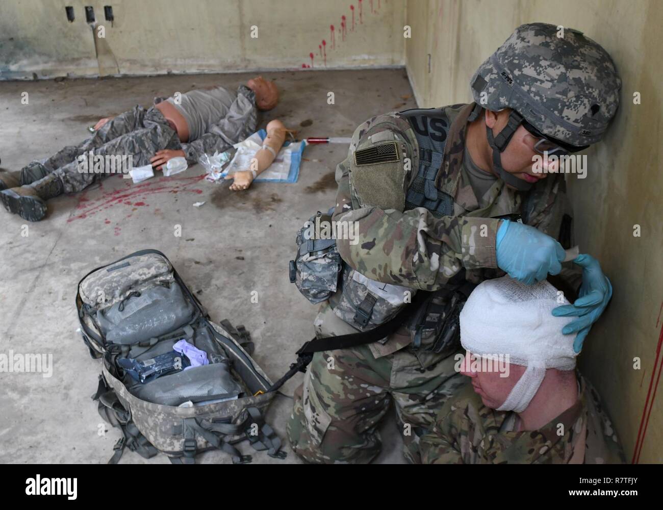 Us-Armee SPC. Sung Seo, 6 Battalion, 52nd Air Defense Artillery medizinische NCO, behandelt einen simulierten Kopf der US Air Force Senior Airman Jackson Sullivan, 51st Security Forces Squadron Response Force leader, während der 35Th Air Defense Artillery Brigade Experte Bereich Medizinische Abzeichen vorentscheidung am Osan Flughafen, der Republik Korea, April 6, 2017. Während des Wettbewerbs, Seo erwarb der Top Performer Schlitz über die anderen 14 Teilnehmer. Stockfoto