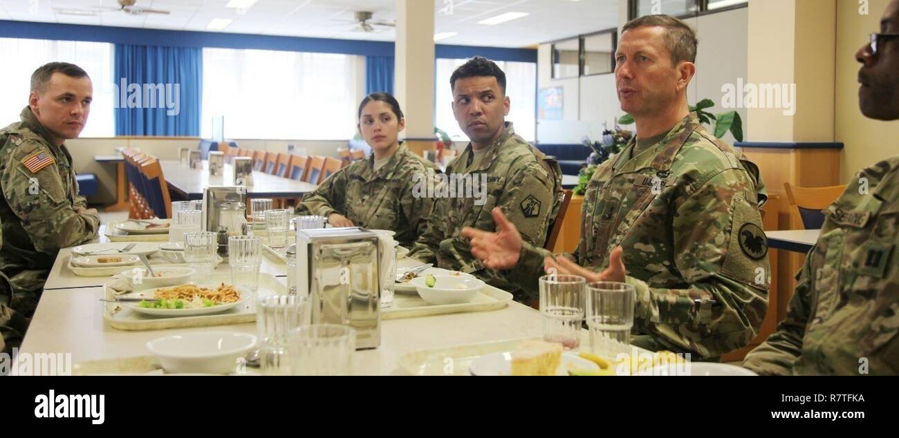 KAISERSLAUTERN, Deutschland - Generalmajor David Conboy, stellvertretender Kommandierender General, United States Army Reserve Command, spricht mit Unternehmens-Offiziere aus der 7. Mission Support Command, 8. April am Uhrenturm Speisesaal auf Kleber Kaserne. Conboy besuchte April 8-9, um auf die Bereitschaft der MSC informiert werden. Stockfoto