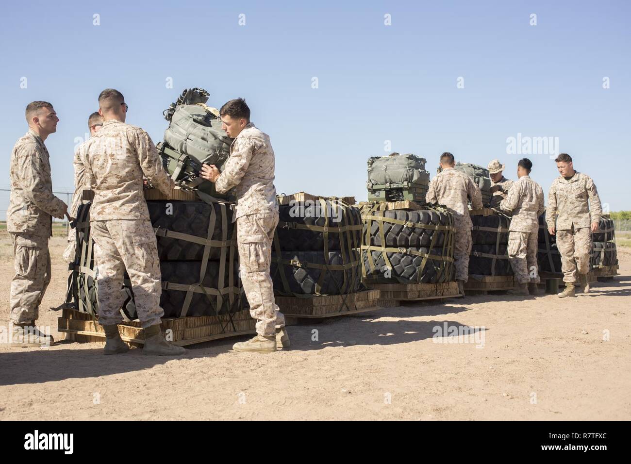 Us-Marines bereiten gemeinsame Präzision Airdrop Systeme für Flug während Waffen und Taktiken Tauchlehrer Kurs 2-17 auf der Marine Corps Air Station Yuma, Ariz., 30. März 2017. Die JPADS verwendet GPS, eine modulare autonome Führung, einen Fallschirm und Elektromotoren Cargo für die von Ihnen anvisierten drop Zonen zu leiten. Die Marines wurden mit Landung Support Unternehmen, Transport Support Bataillons, Bekämpfung der Logistik Regiment 1, 1 Marine Logistics Group und Landung Support Unternehmen, 2 TSB, CLR - 2, 2. MLG. Stockfoto